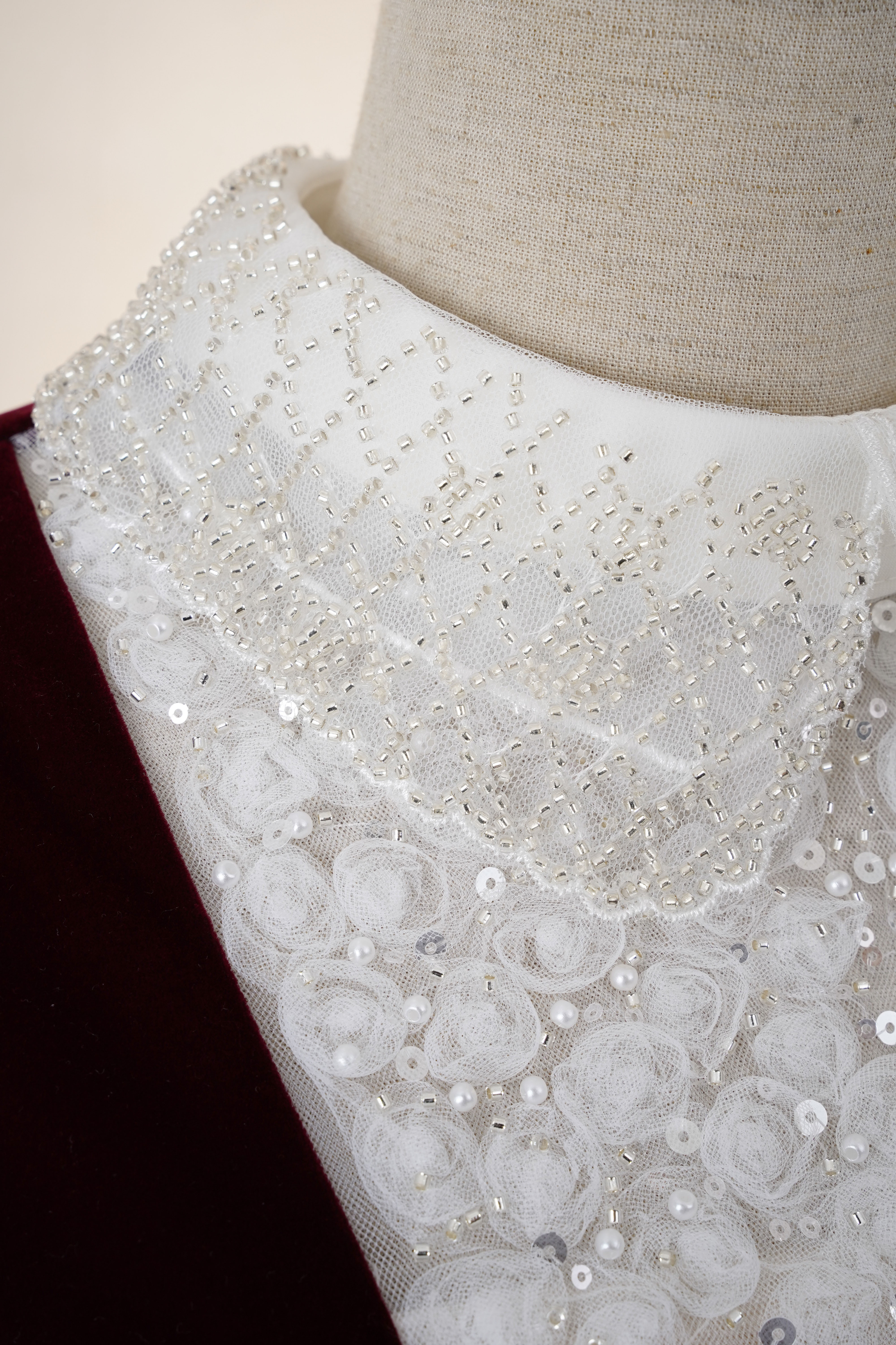 Đầm Bút Chì Nhung Cổ Sen Đính Cườm_thumbnail_2