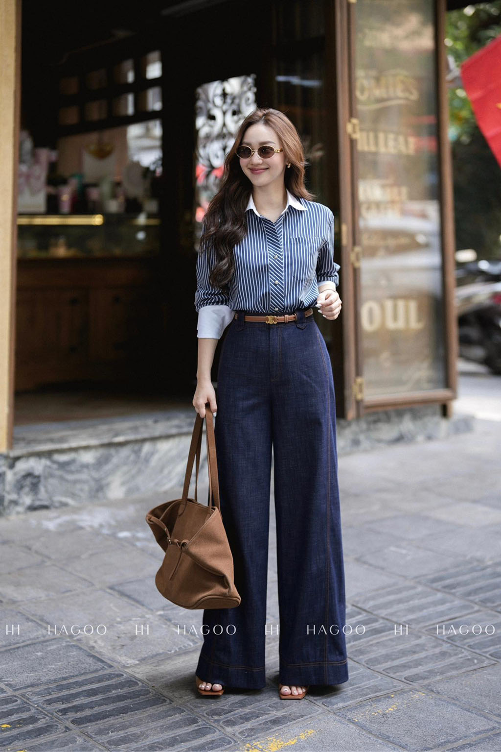 เสื้อเชิ้ตสีขาวมีกระดุมกว้าง