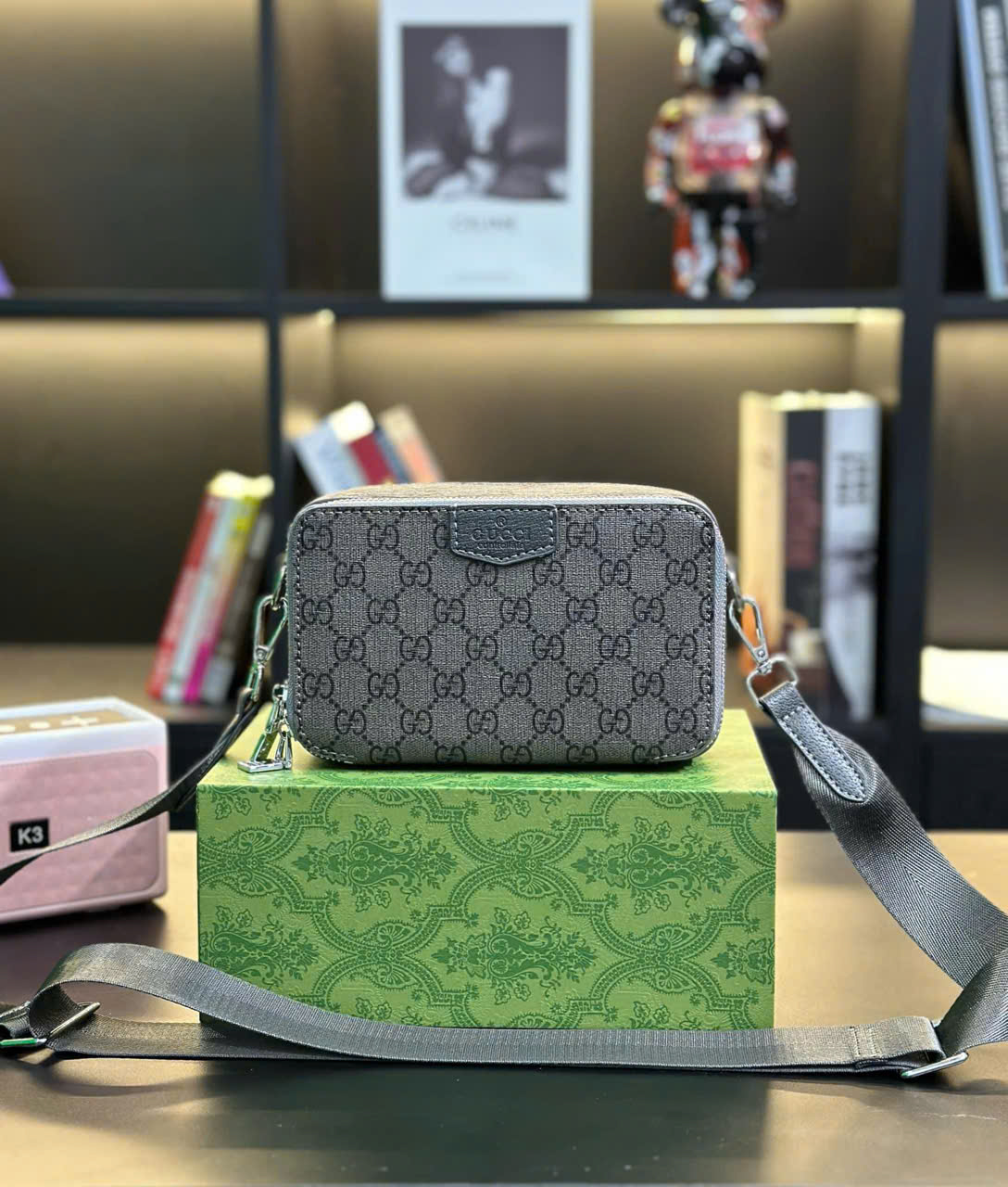 Túi đeo chéo Gucci dáng hộp chữ nhật gam xám khóa kim loại