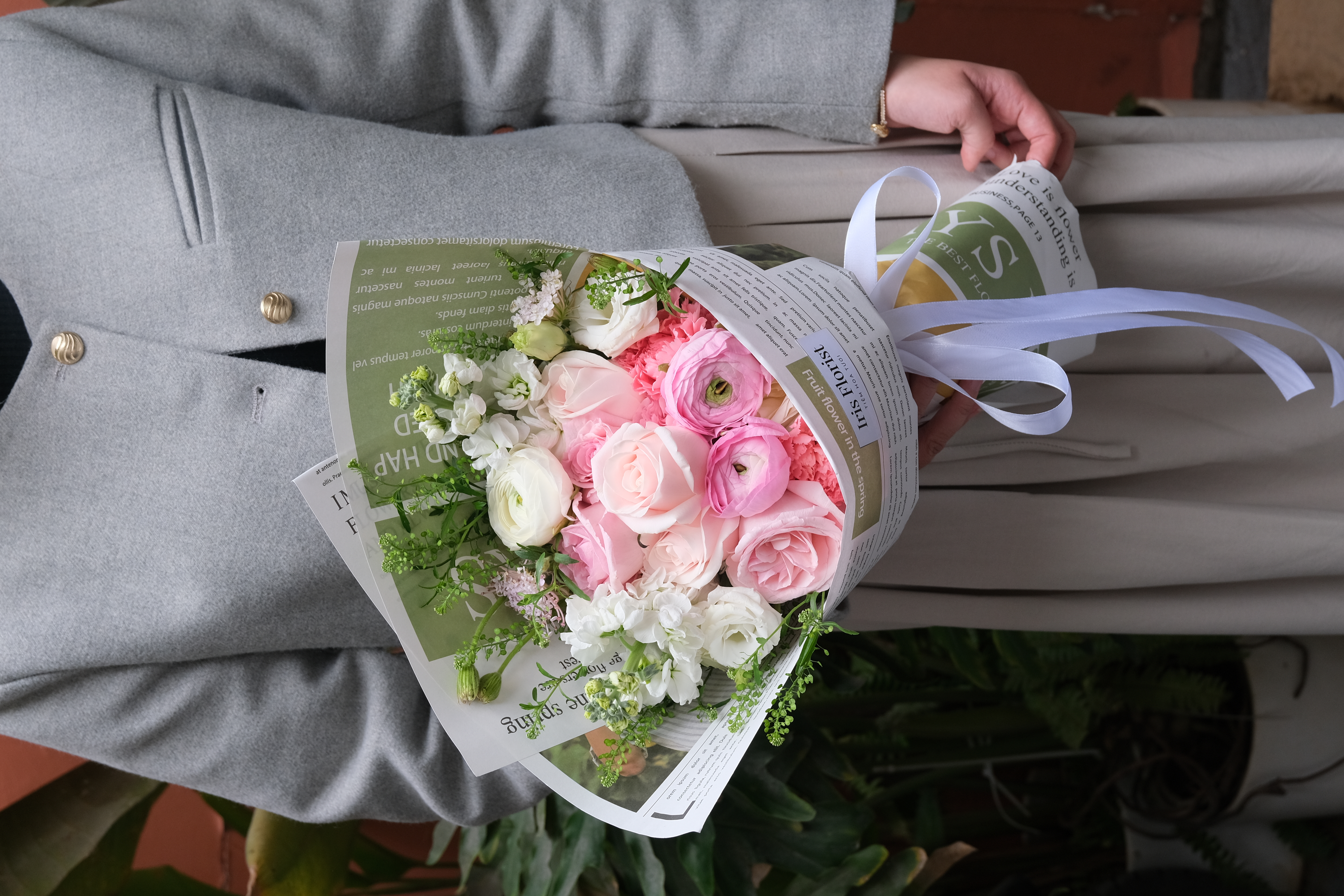 Bó hoa tone hồng mix mao lương - Giấy báo