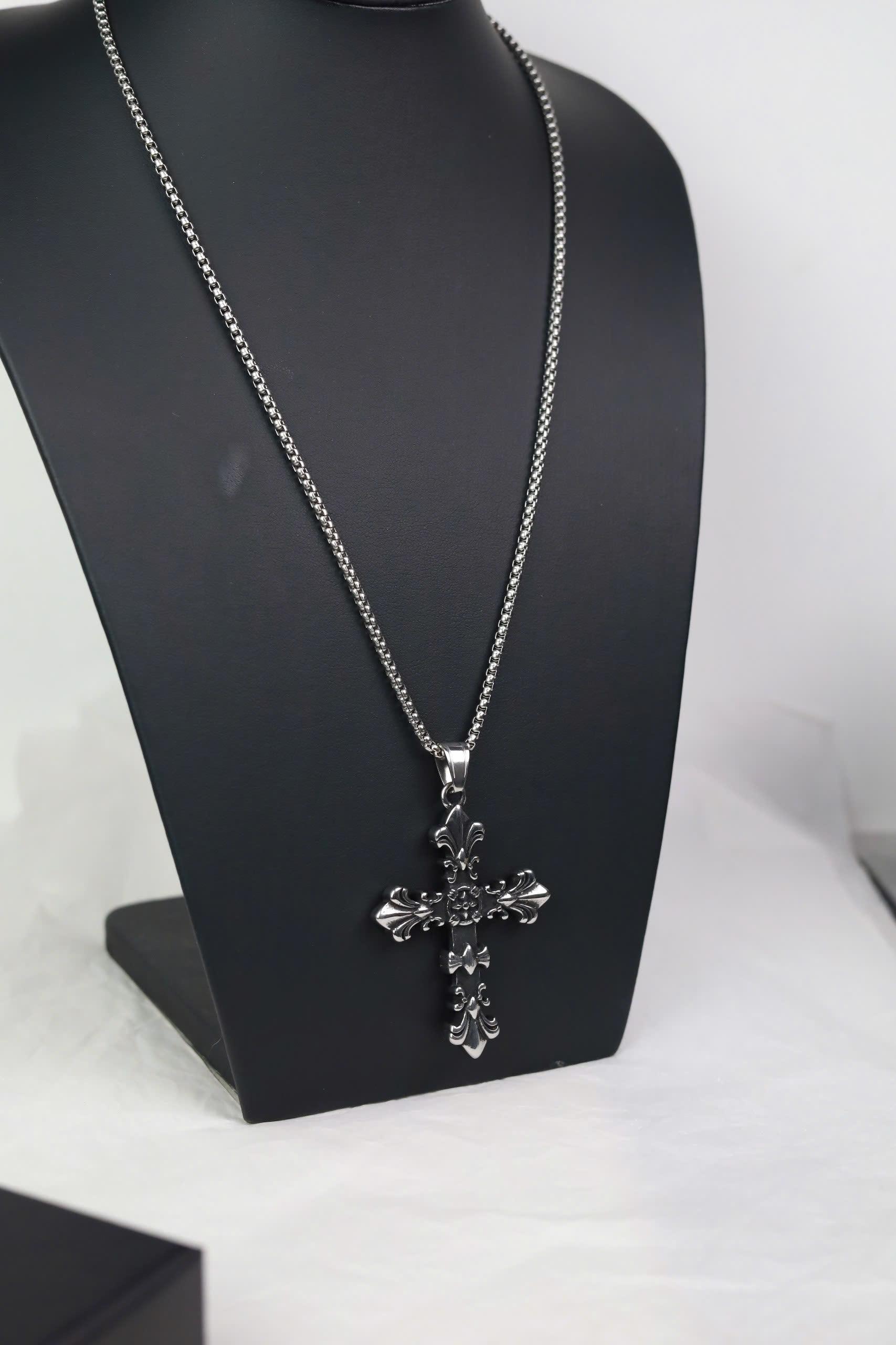 Vòng cổ titan thánh giá hoa văn cổ điển