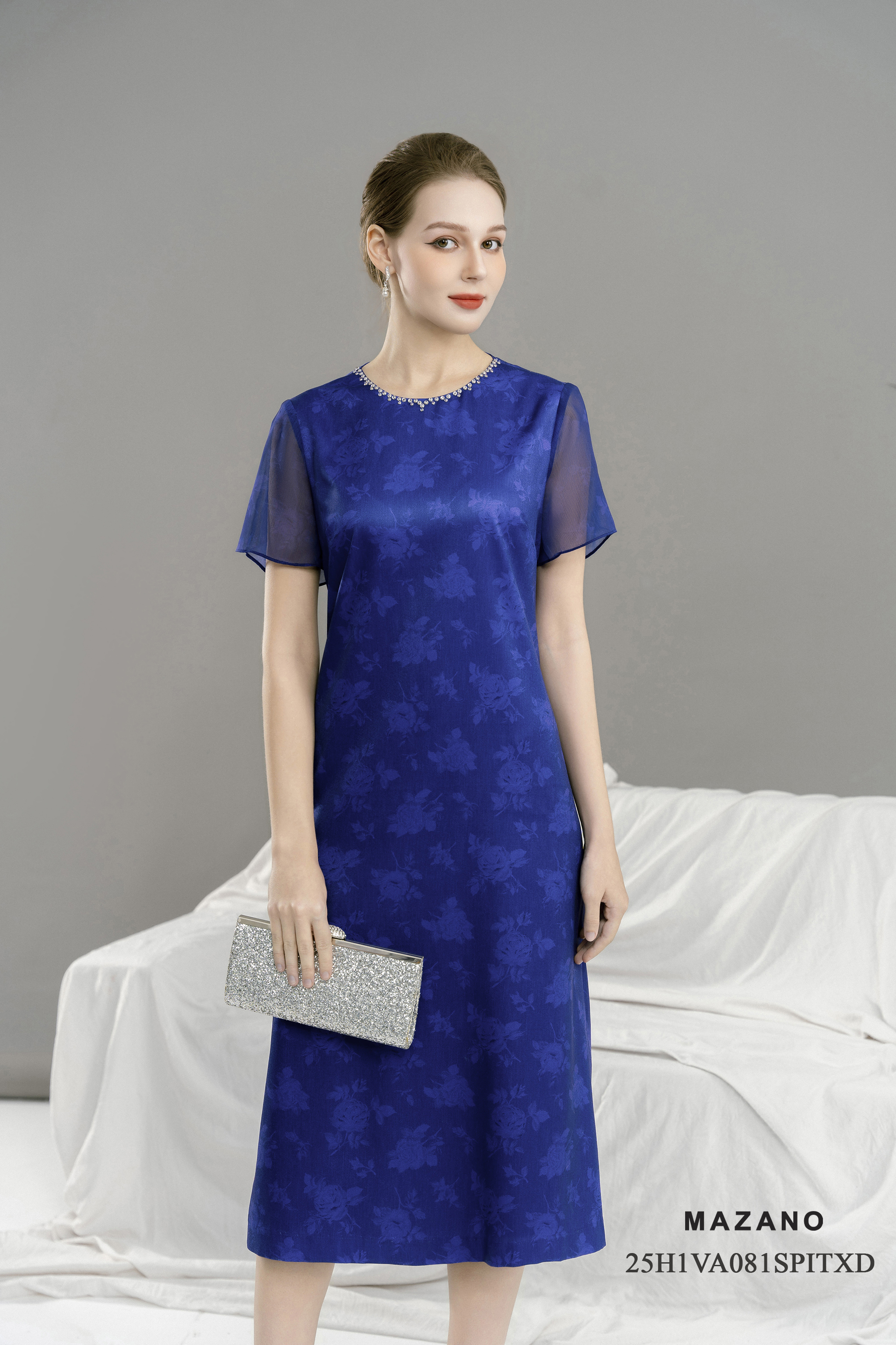 Váy Đầm Suông Vải thô sạn Hoạ tiết hoa hồng cách điệu Cổ tròn Đính đá sang trọng Tay ngắn Dài ngang bắp chân_thumbnail_1