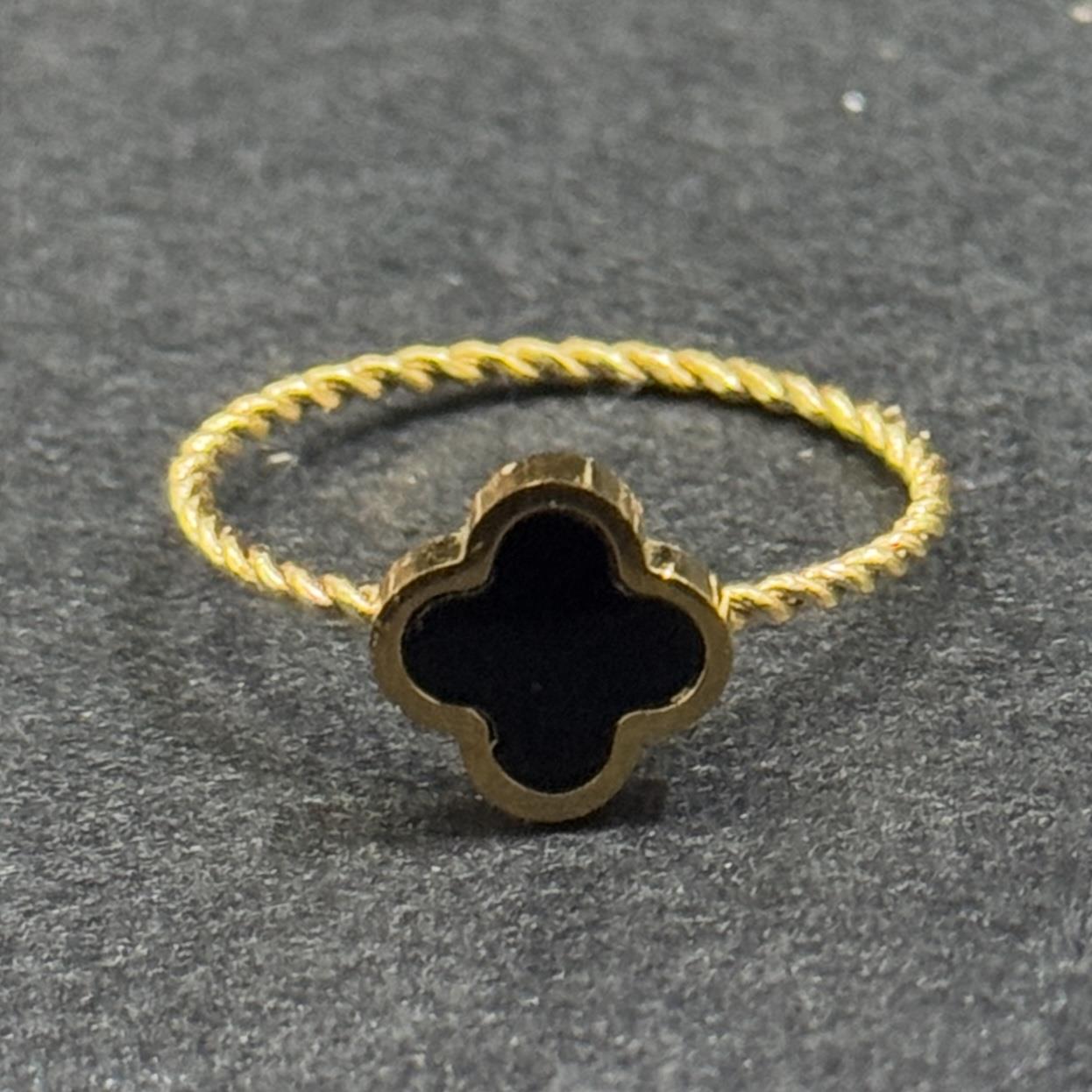 nhẫn kiểu titan vàng dây xoắn mỏng charm cỏ bốn lá đen size 6