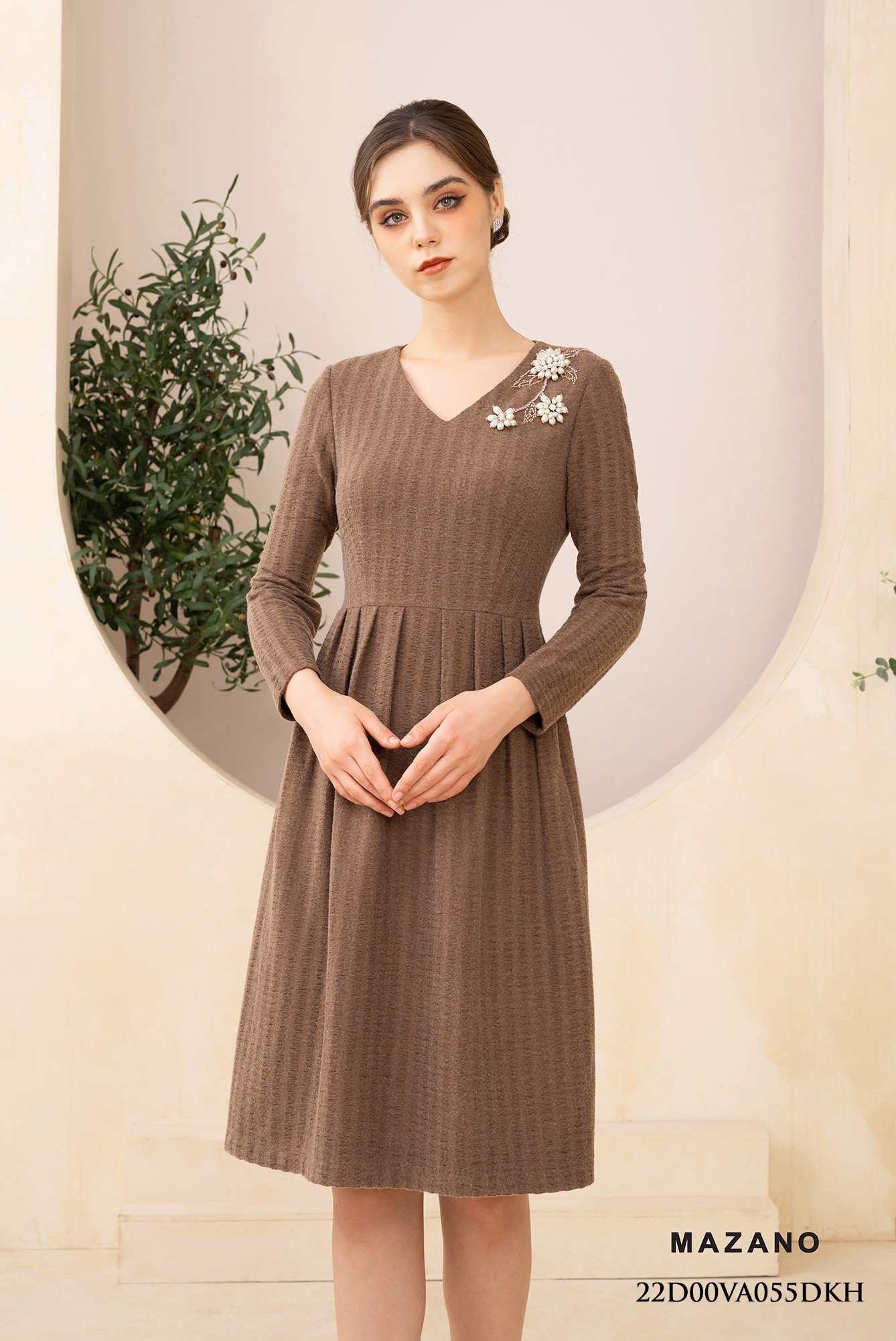 Đầm len thân ôm chân rủ xếp ly cổ đính đá