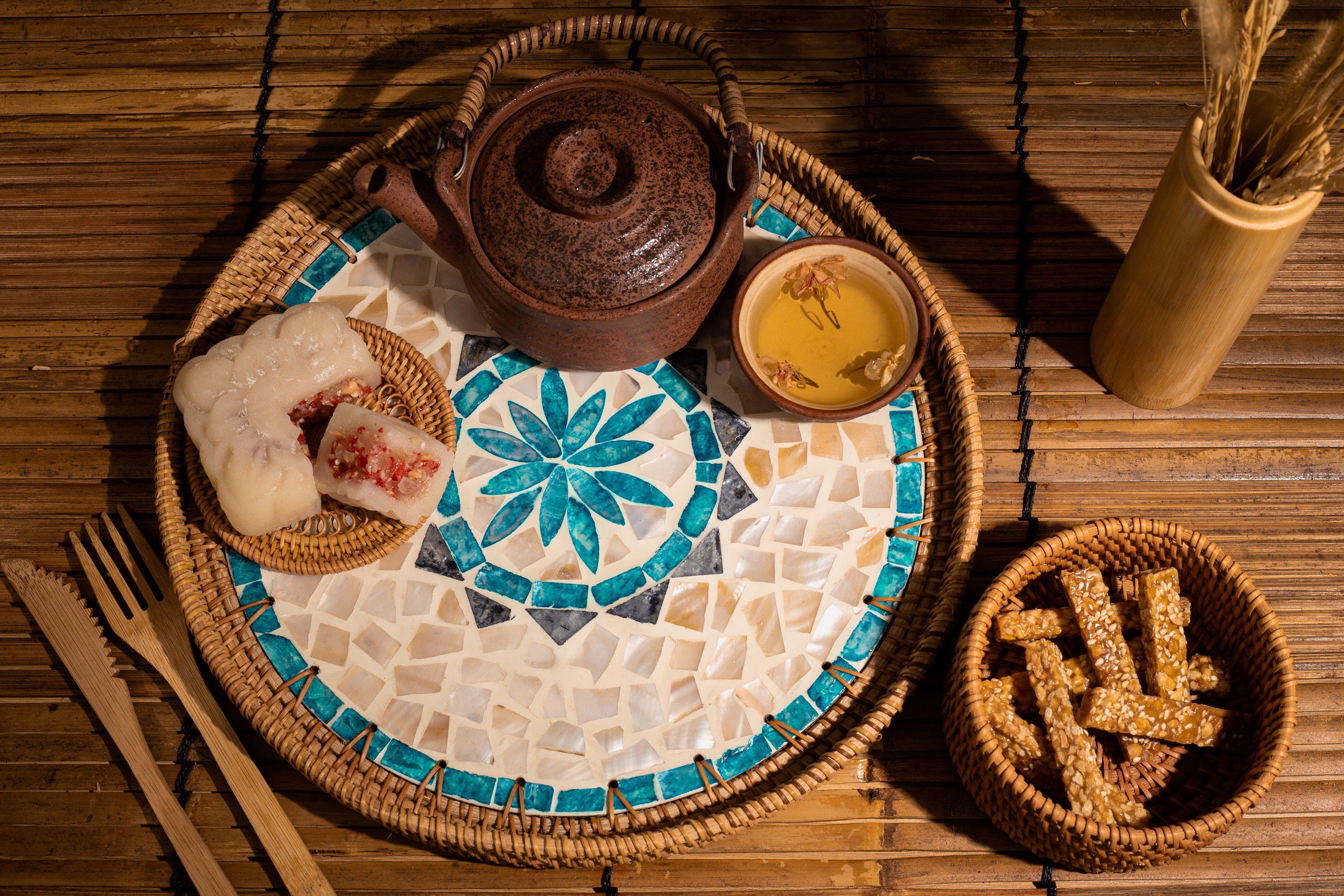 Mother Of Pearl Rattan Tray MD004