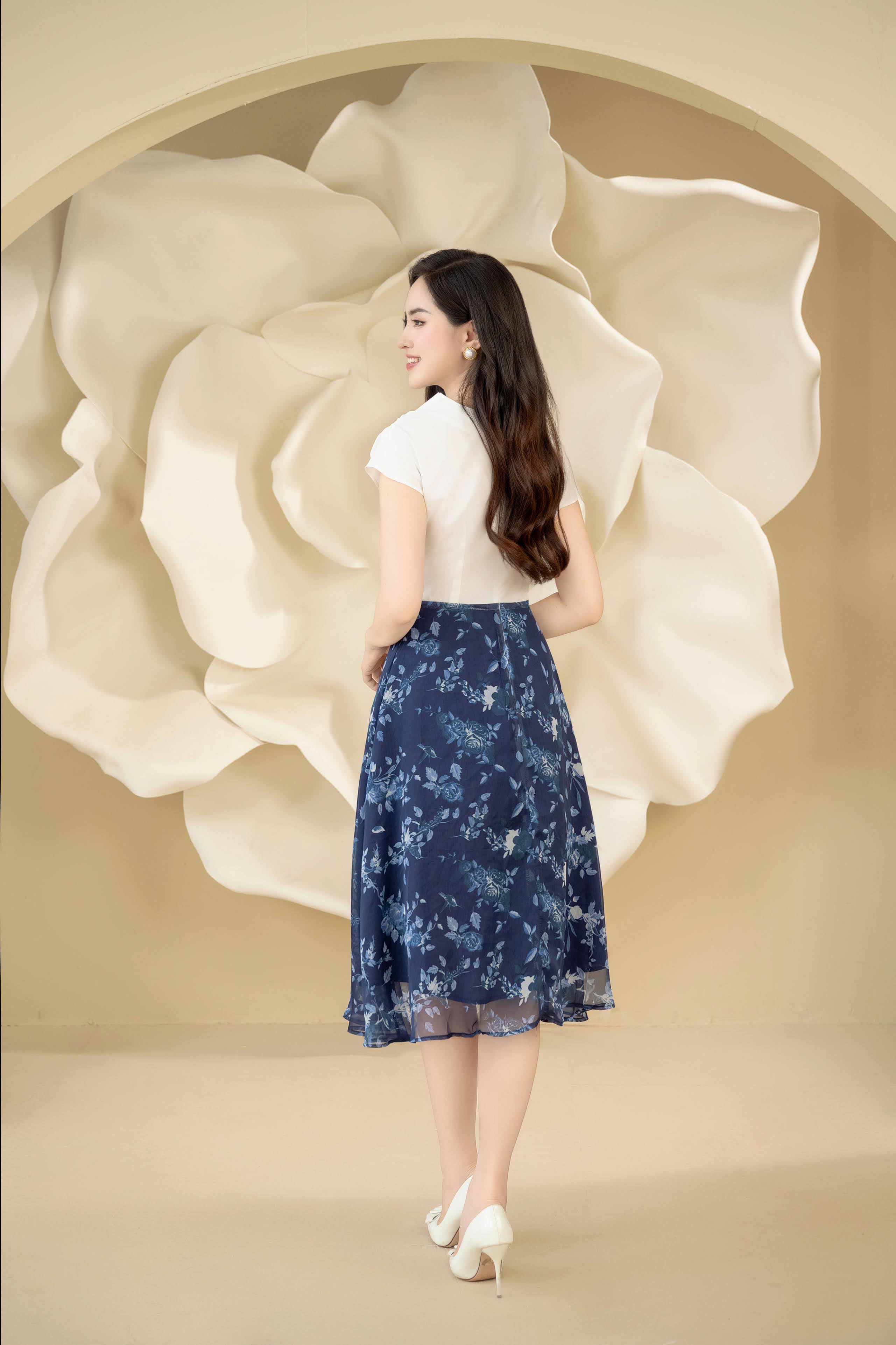 Đầm xoè trắng cổ đổ phối chân váy hoa xanh_thumbnail_1