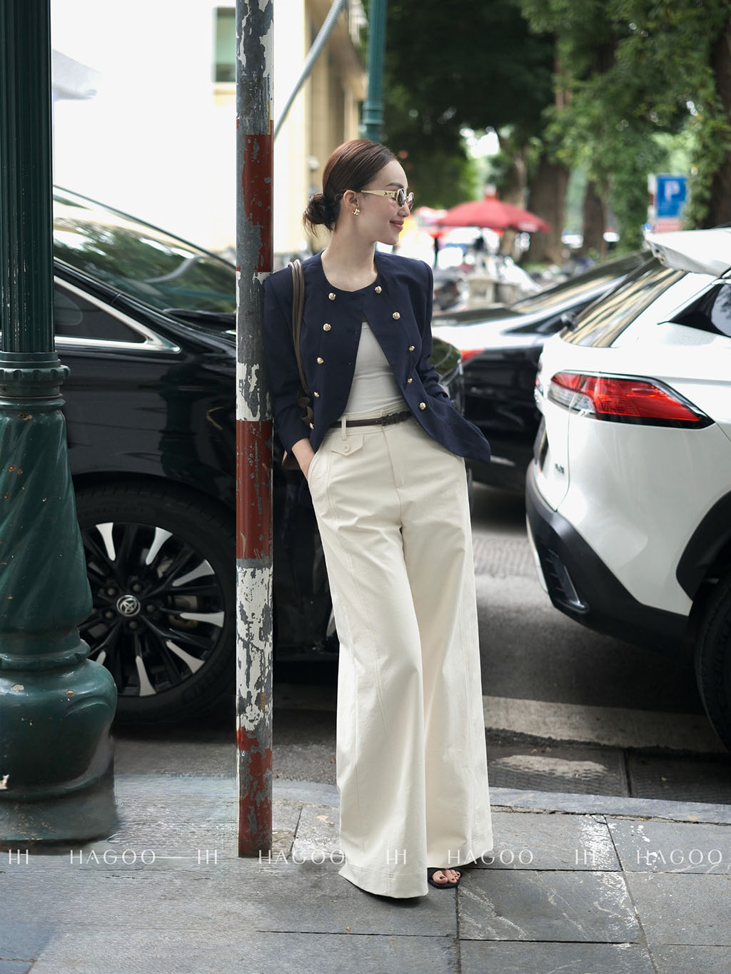 Combine the Aurora Blazer and the U-neck T-shirt to create a set of clothes that is both luxurious and modern.