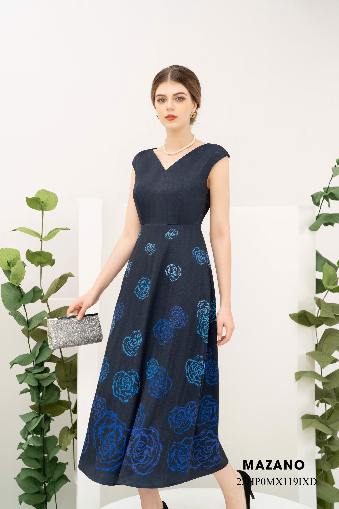 Đầm Maxi vải voan màu đen dự tiệc in họa tiết hoa xanh 23HP0MX119IXD