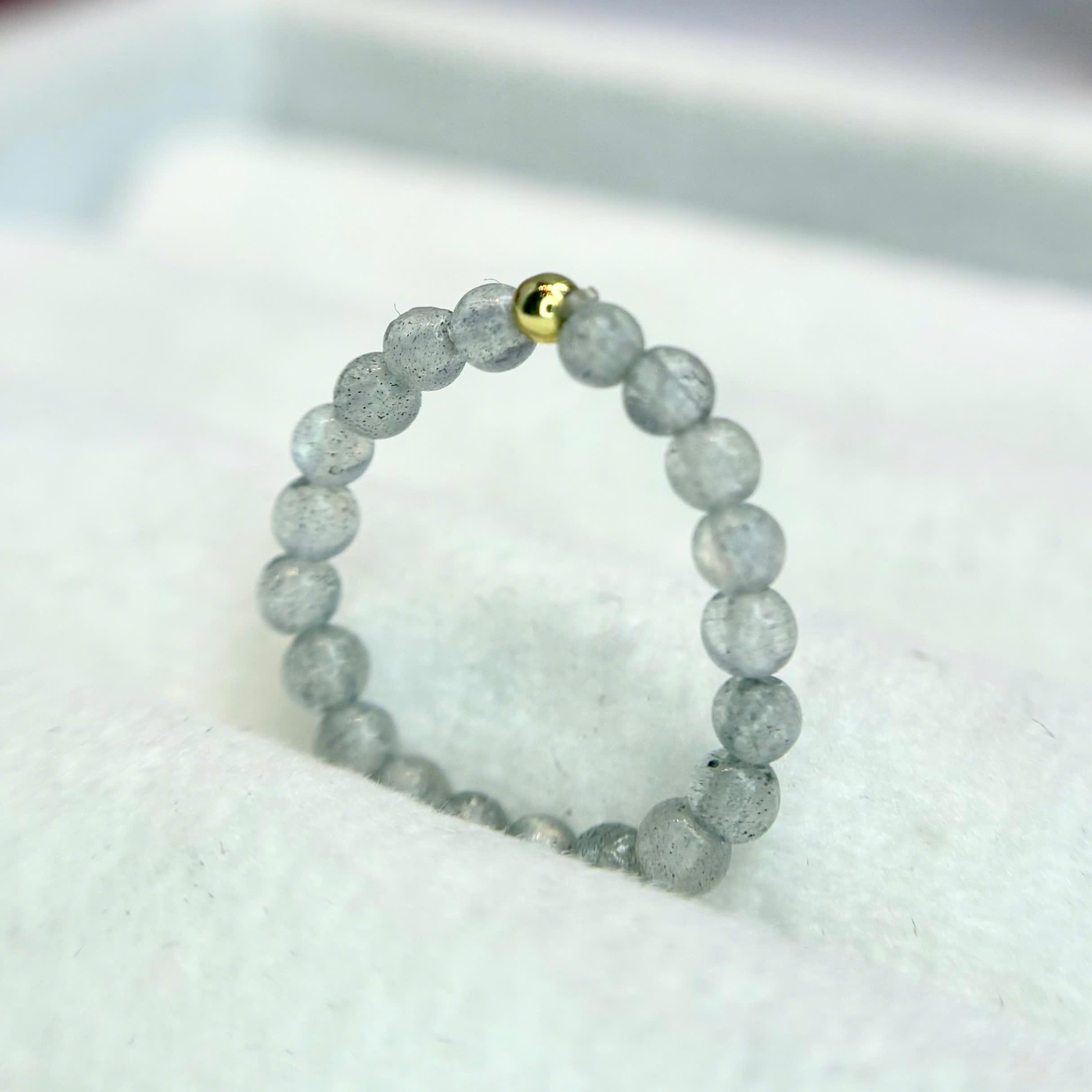 Nhẫn kiểu phong thuỷ đá topaz.