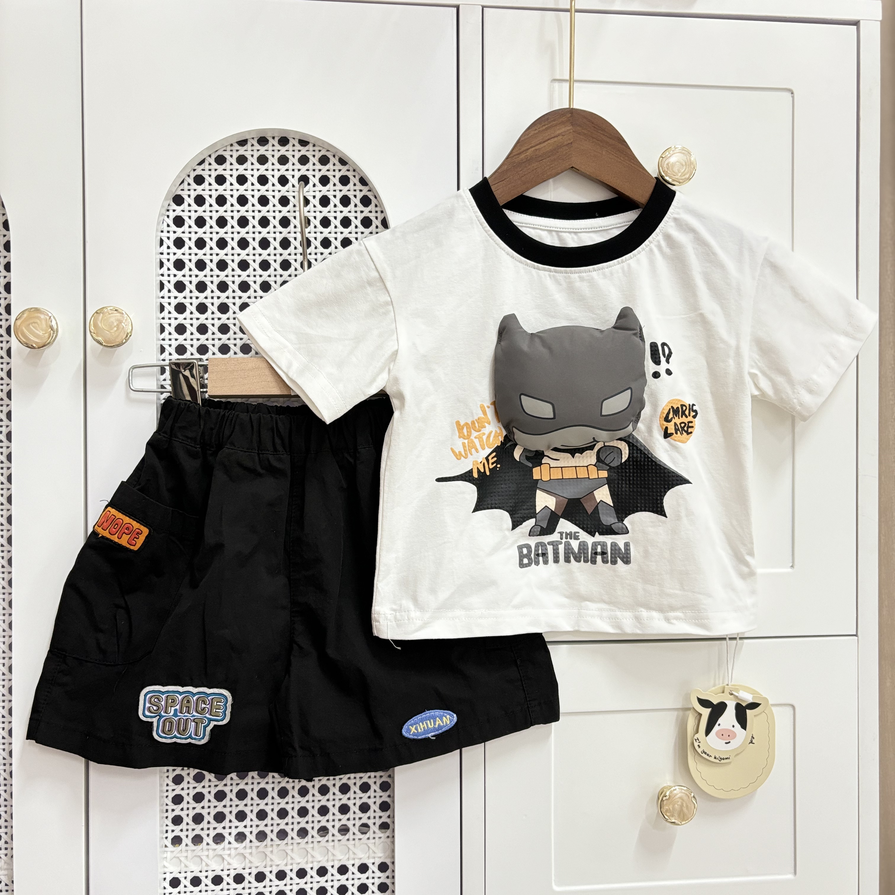 (A22) Áo thun trắng phối cổ đen hình Batman thời trang bé trai mẫu hè 2025 QCCC_thumbnail_0