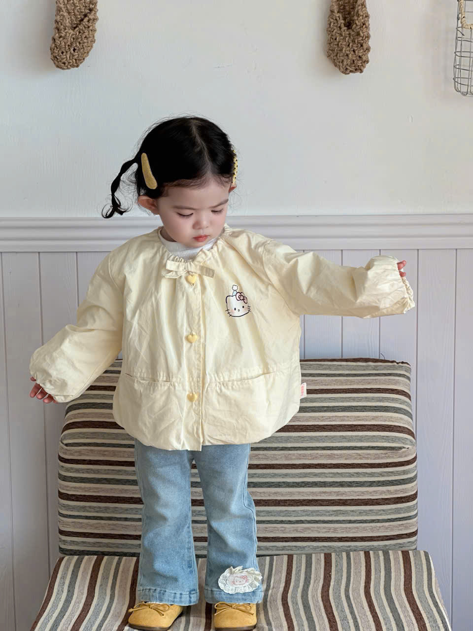 (M62) Áo khoác gió màu vàng kem họa tiết kitty lưng_thumbnail_0