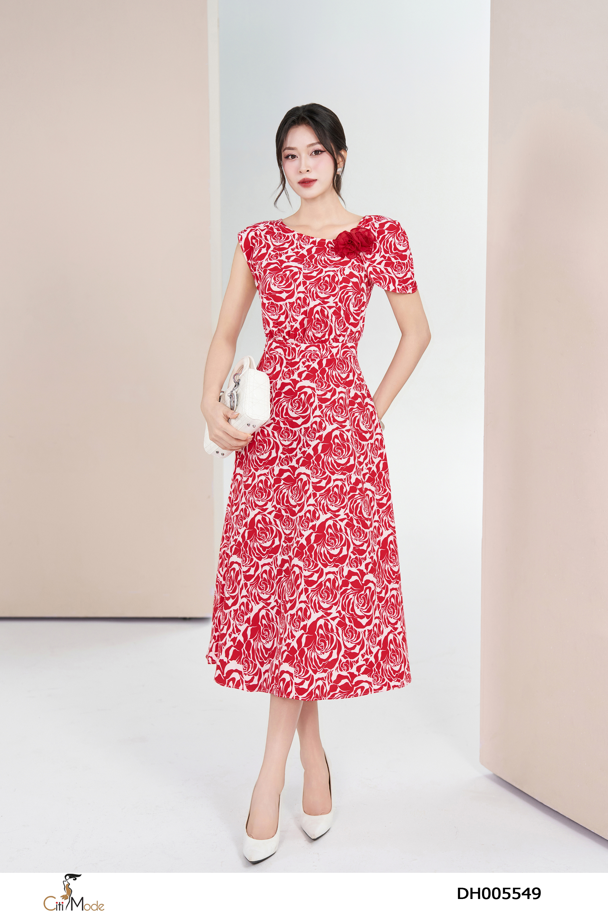 Đầm xòe hoa đỏ cổ cách điệu đính hoa tay chờm