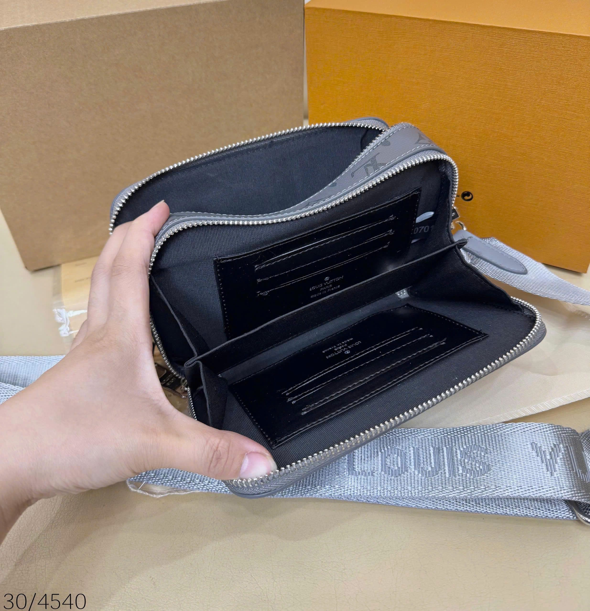 Túi đeo chéo dáng hộp chữ nhật LV Alpha hoa xám_thumbnail_3