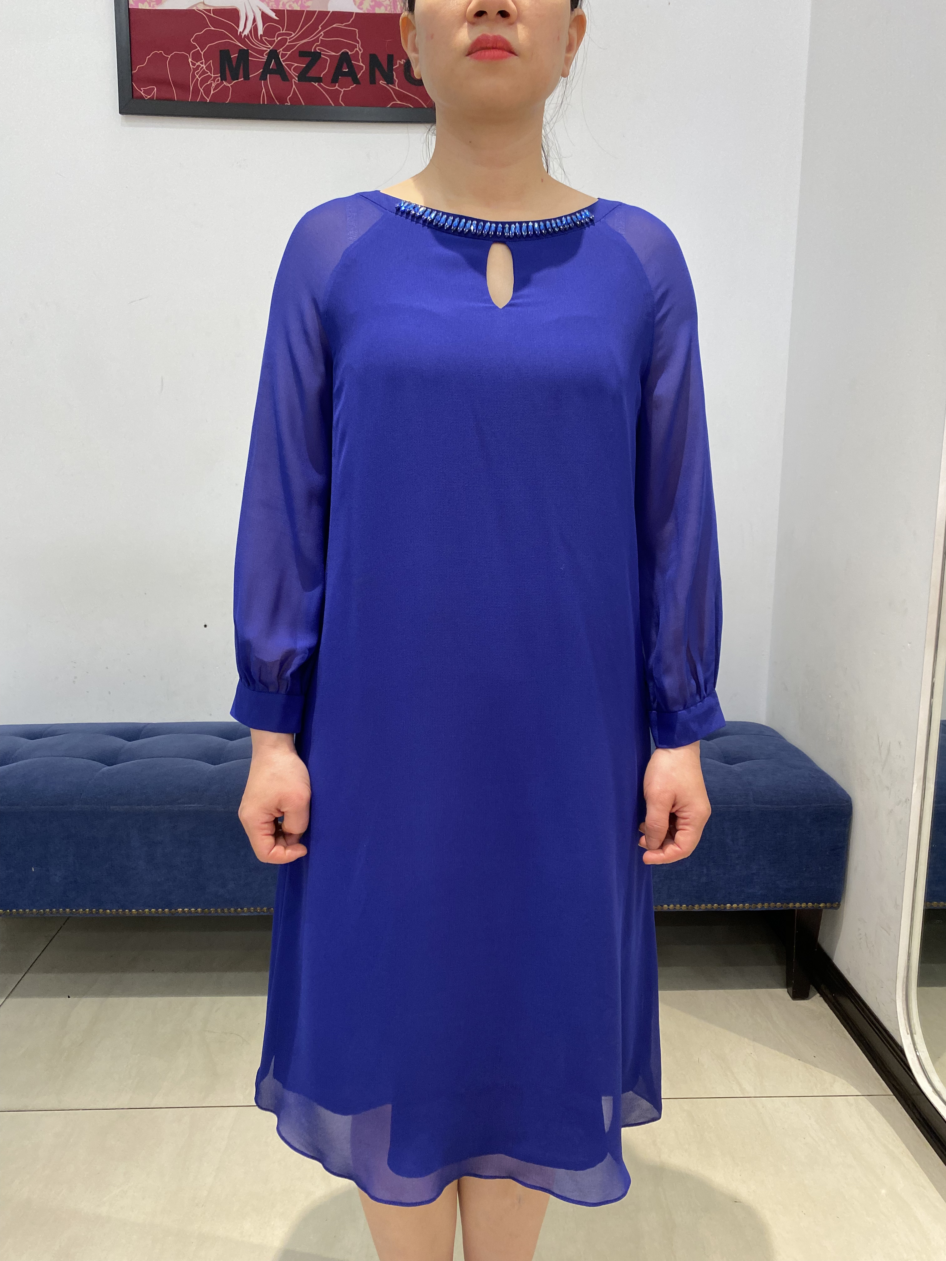 Váy xanh đính đá cổ tay lỡ