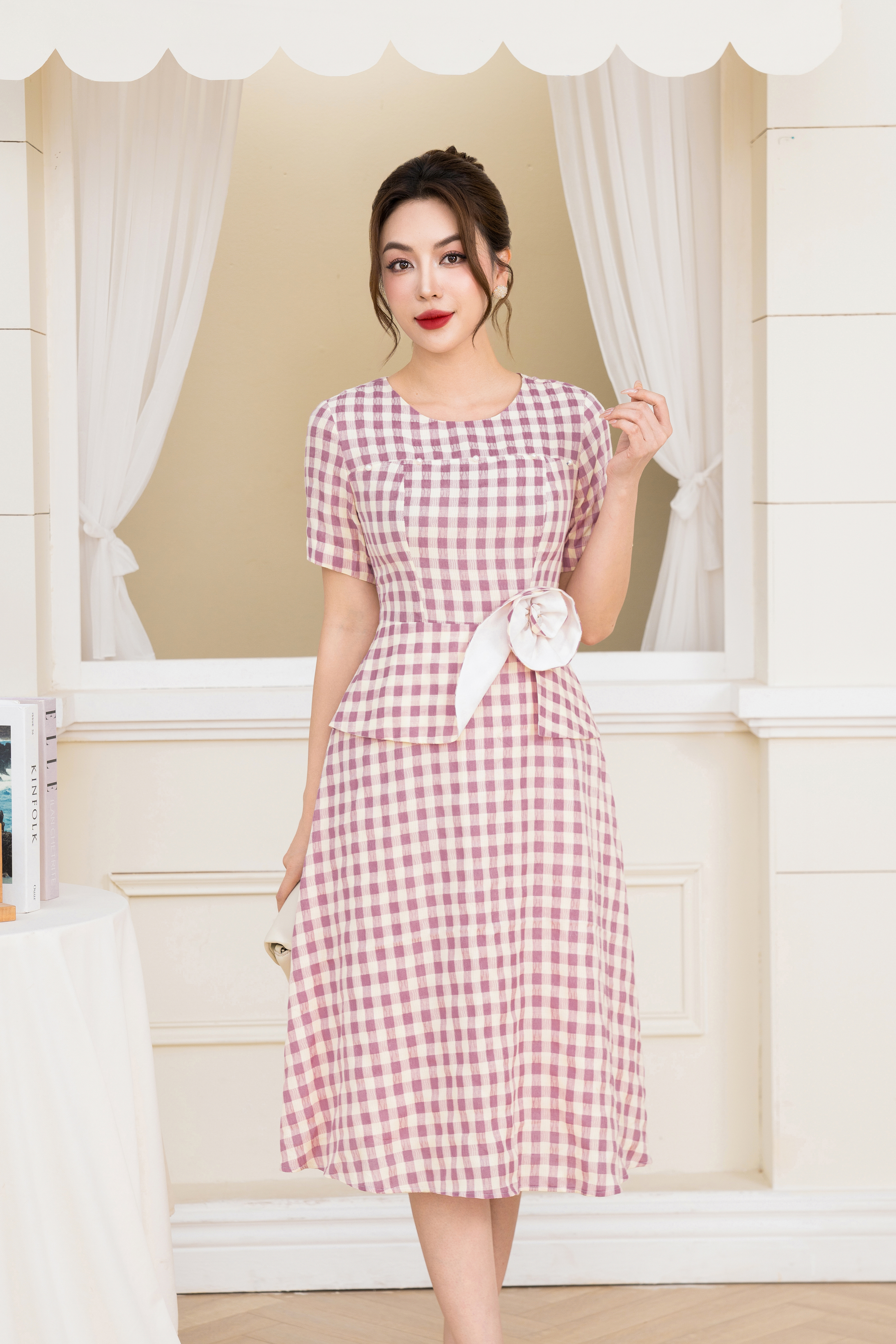 Đầm xoè kẻ hồng phối hoa eo