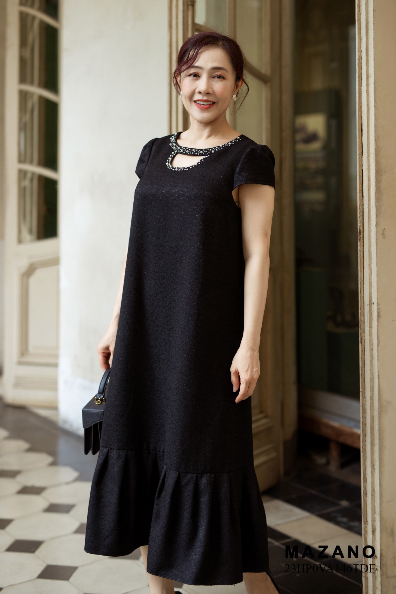 Đầm suông đen A phối bèo cổ đính hạt