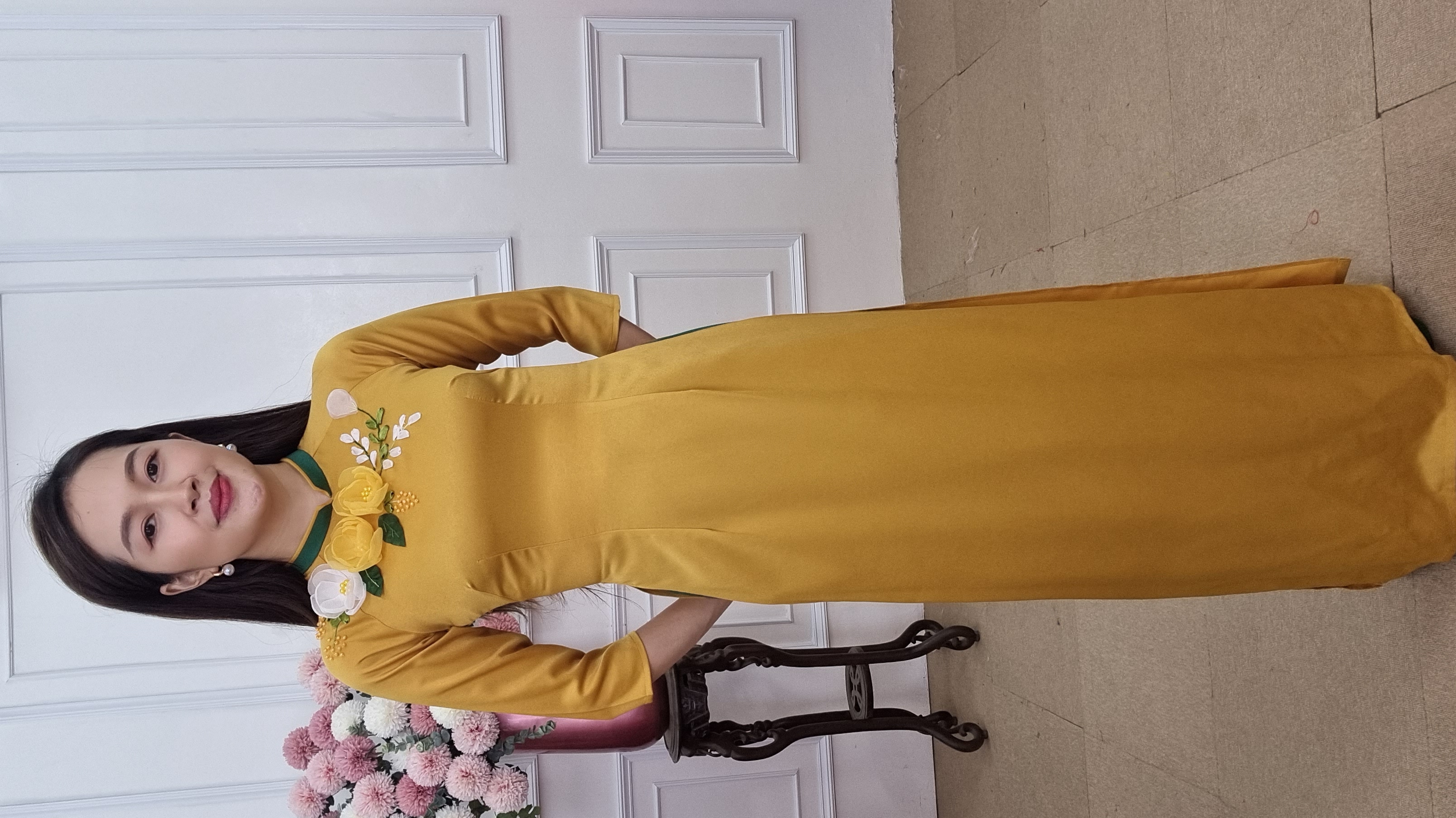 A2022 áo dài lụa tây thi vàng đồng lai cổ xanh kết hoa vàng nổi_thumbnail_1