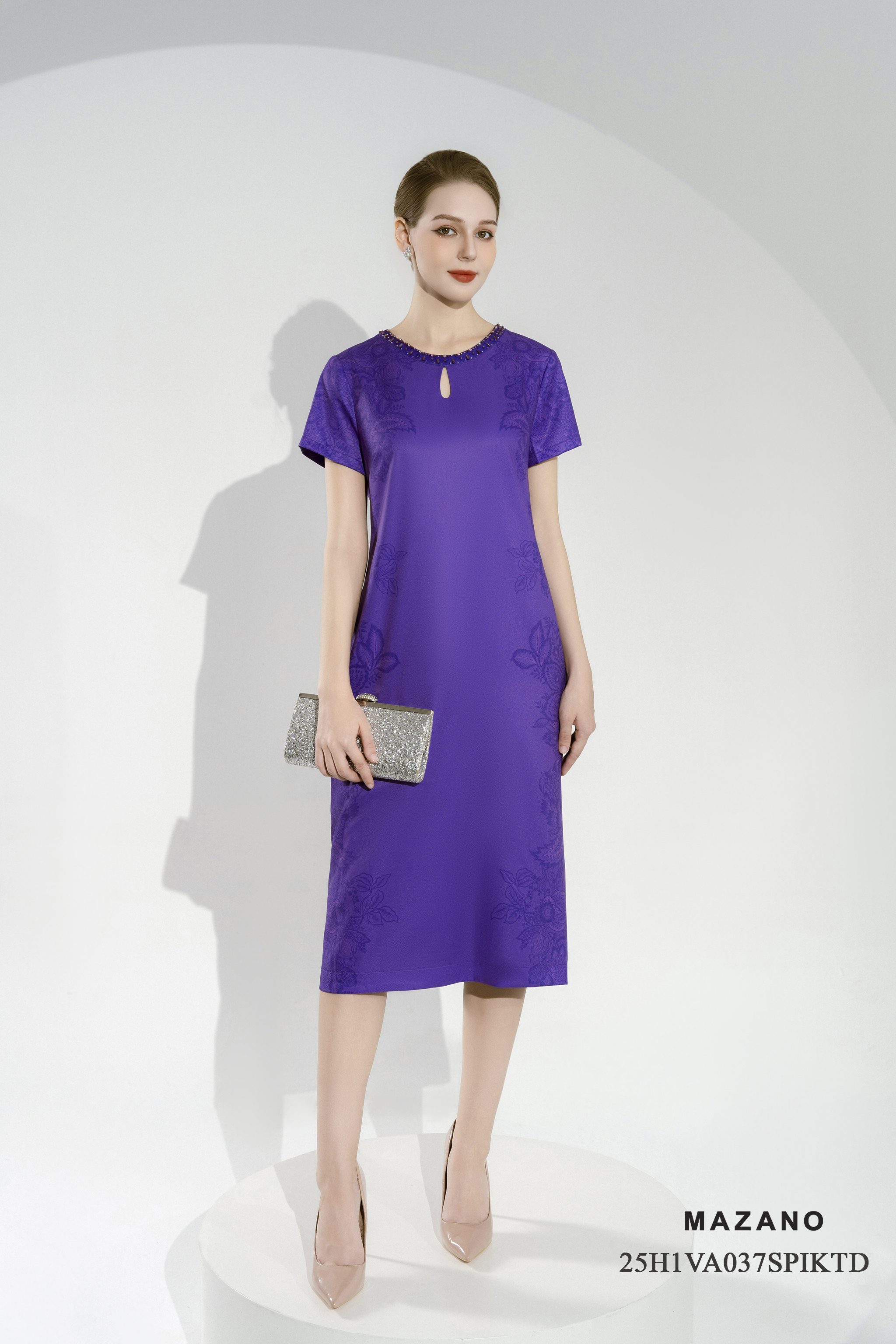 Váy Đầm suông Vải Lụa Hoạ tiết cách điệu Cổ tròn đính đá Tay ngắn Dài qua bắp chân