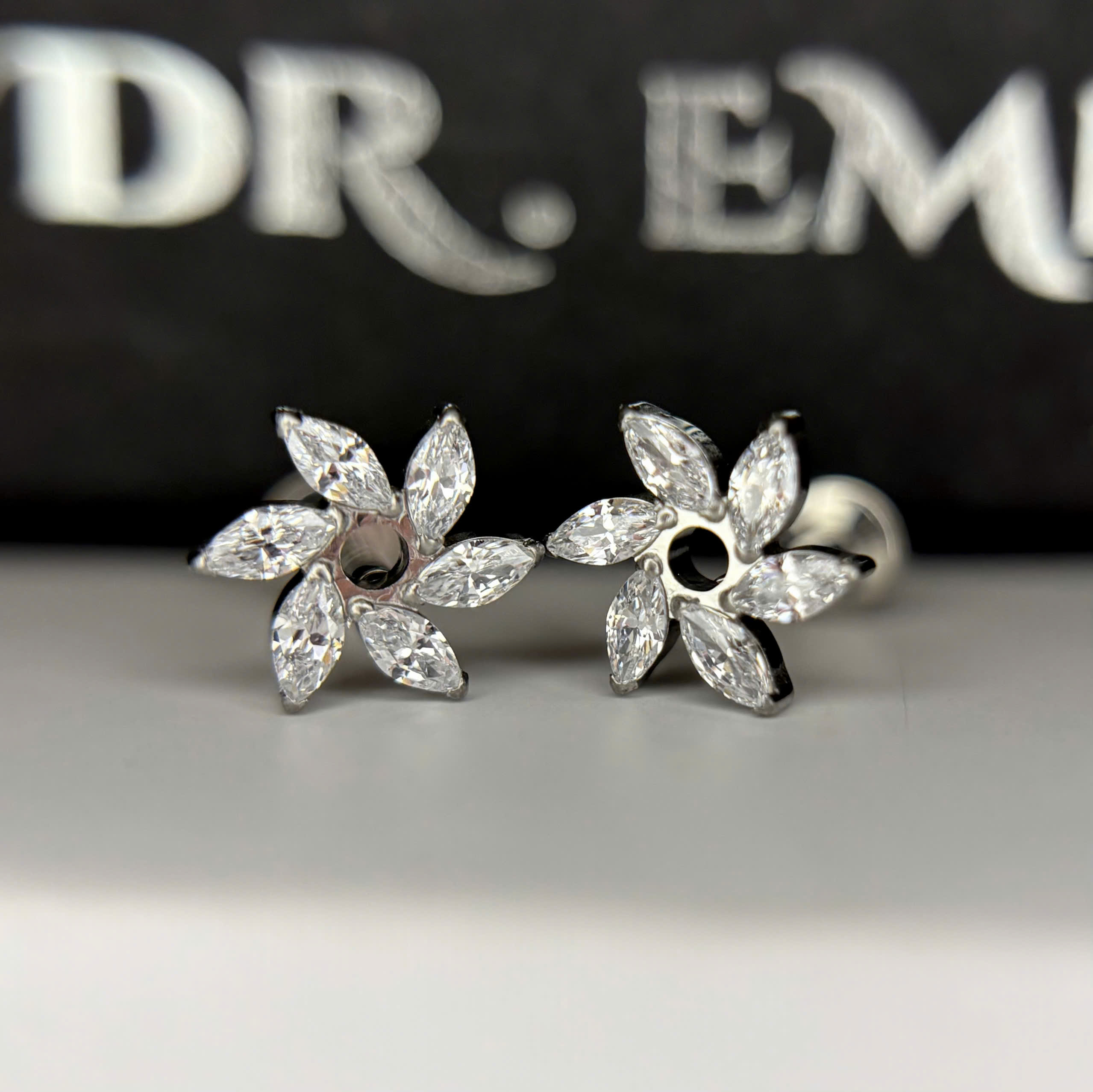 Khuyên kiểu titan hoa 6 cánh_thumbnail_2