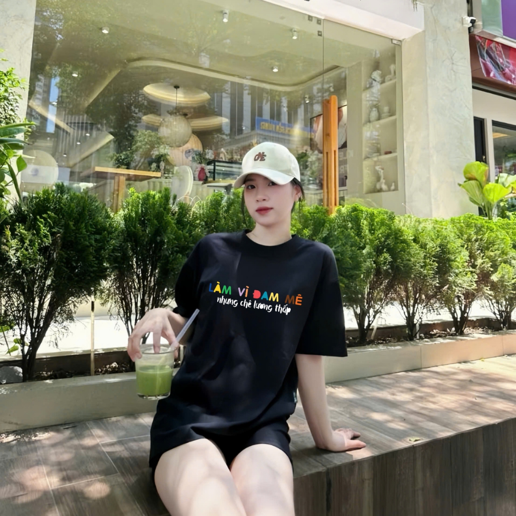 Áo thun nữ màu đen form oversize rộng local brand We Tee in chữ Làm vì đam mê - T030