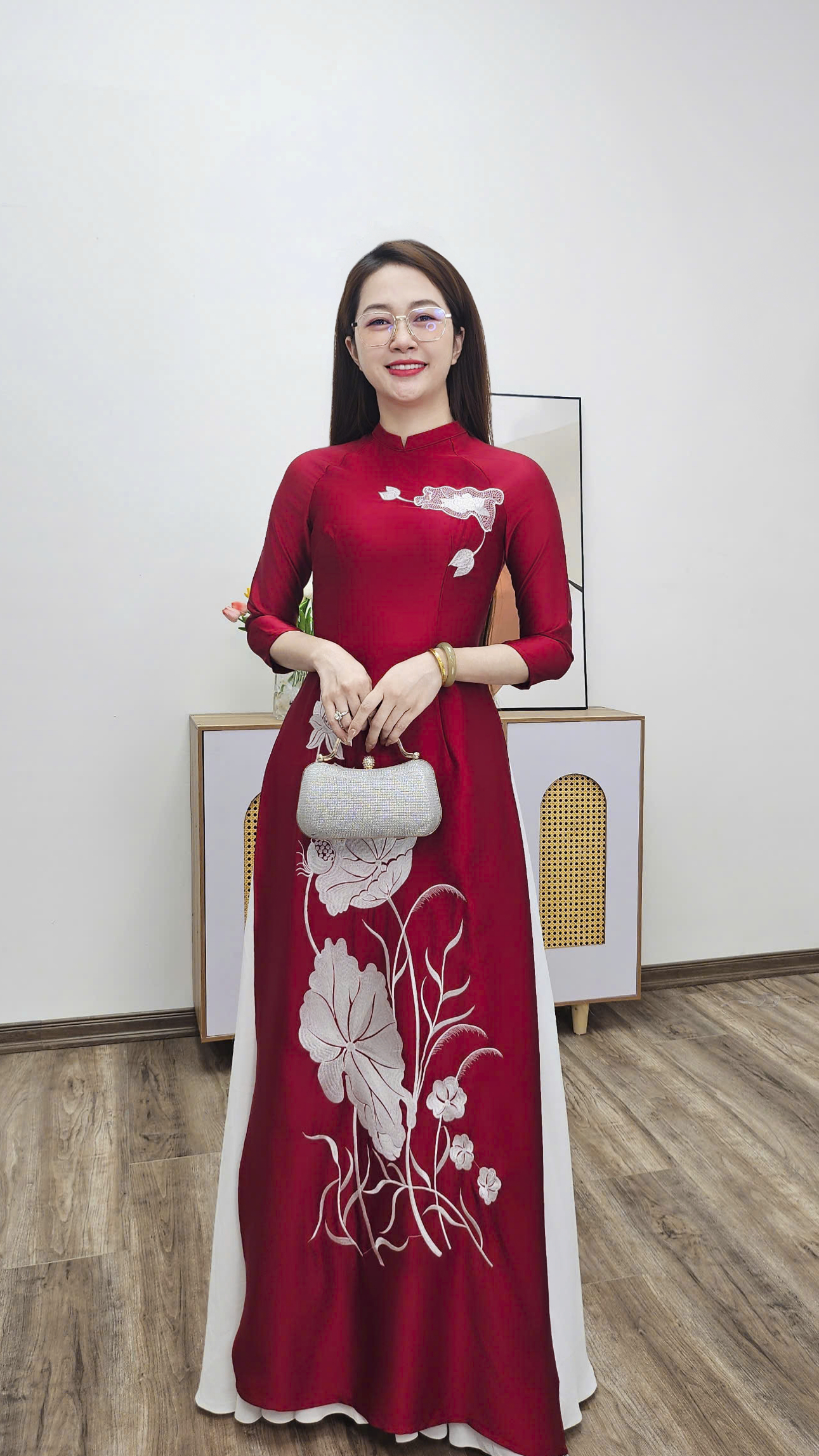 T455 áo dài cổ 2p tay lỡ lụa tô châu đỏ thêu sen trắng_thumbnail_2