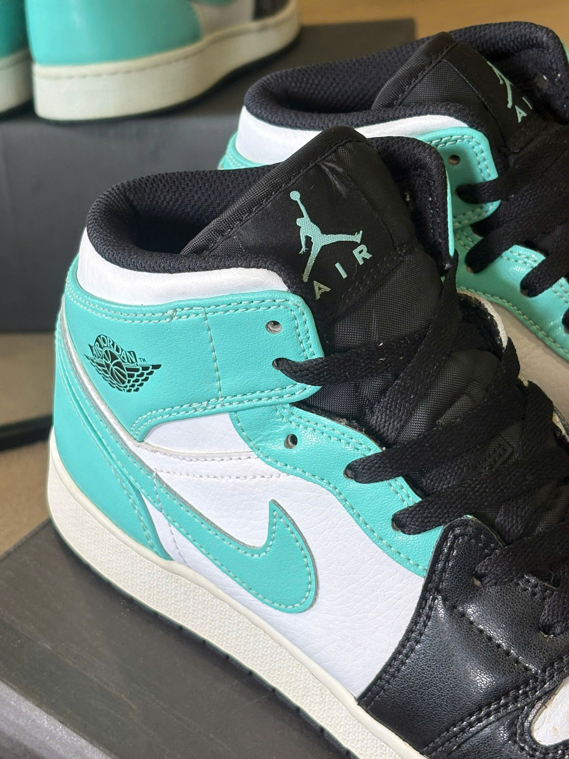 Nike Air Jordan 1 Mid GS ‘Tropical Twist’ 554725-132_thumbnail_3