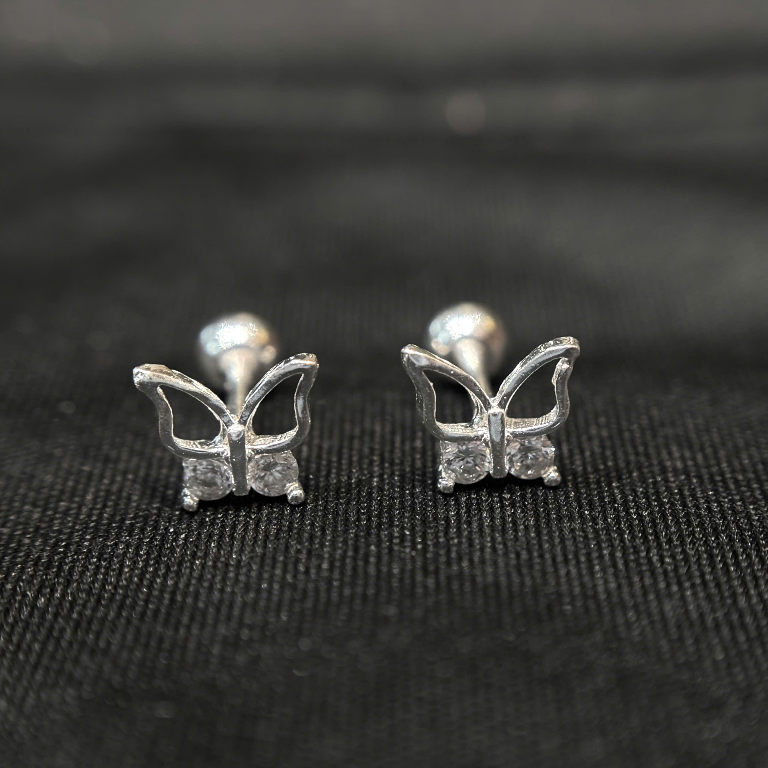 Khuyên kiểu bạc con bướm đính kim cương._thumbnail_3