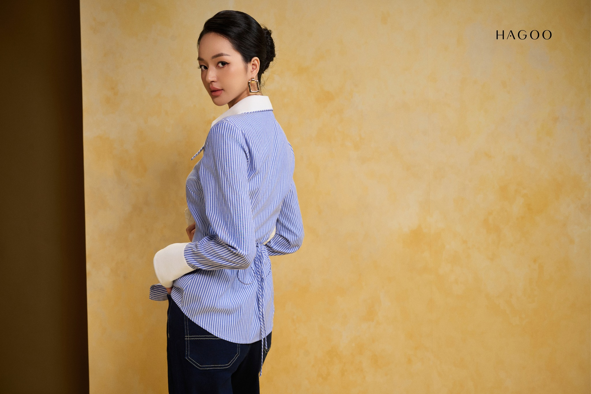 Áo sơ mi sọc cổ nhọn phối cổ trắng HAGOO