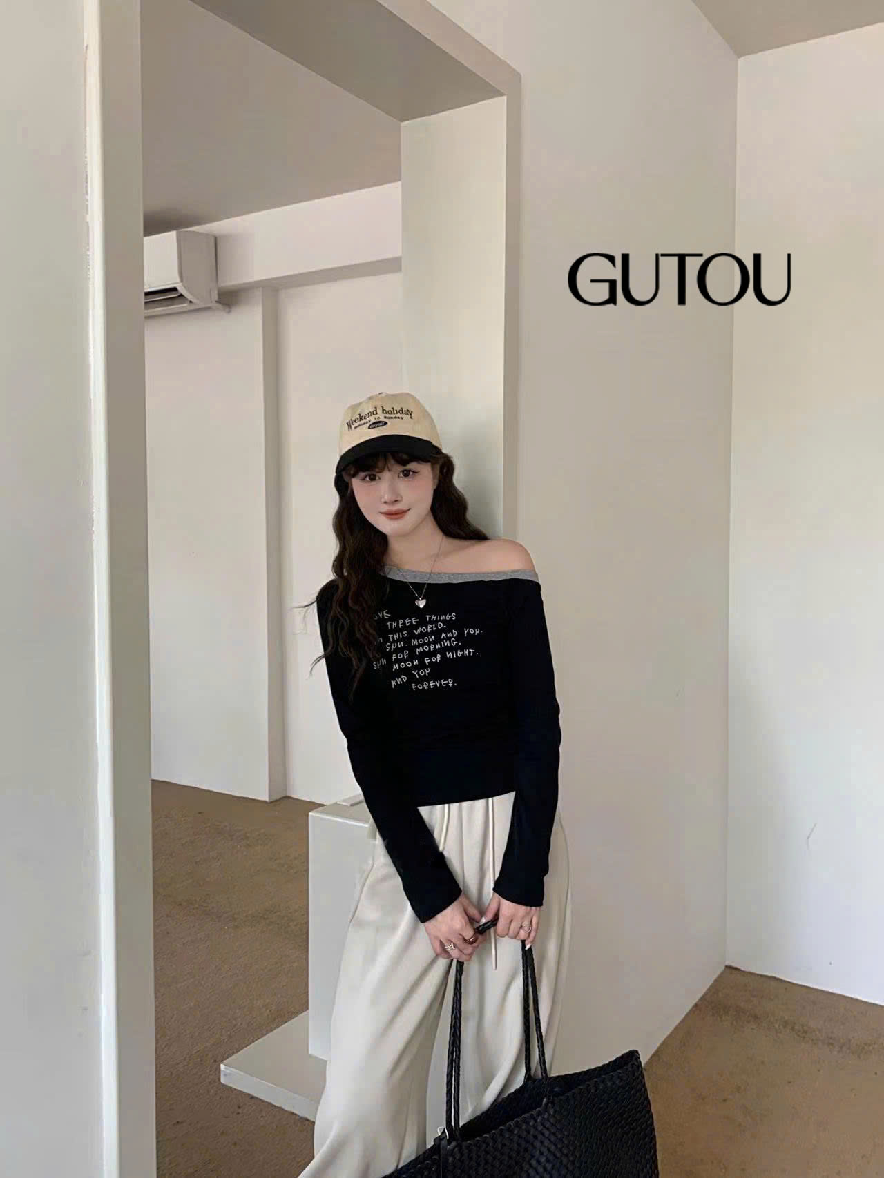 [ GUTOU ] Áo Lệch Vai Phối Viền Chữ In “Sun Moon You”_thumbnail_3