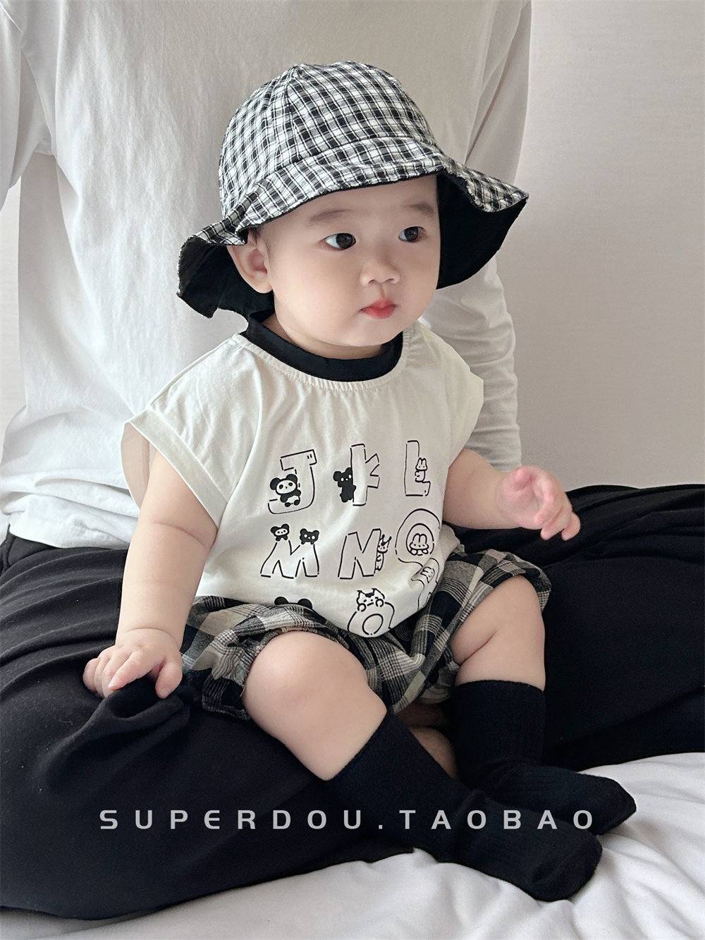 ÁO SÁT NÁCH IN CHỮ HOẠT HÌNH CHO BÉ – MÁT MẺ & SIÊU ĐÁNG YÊU