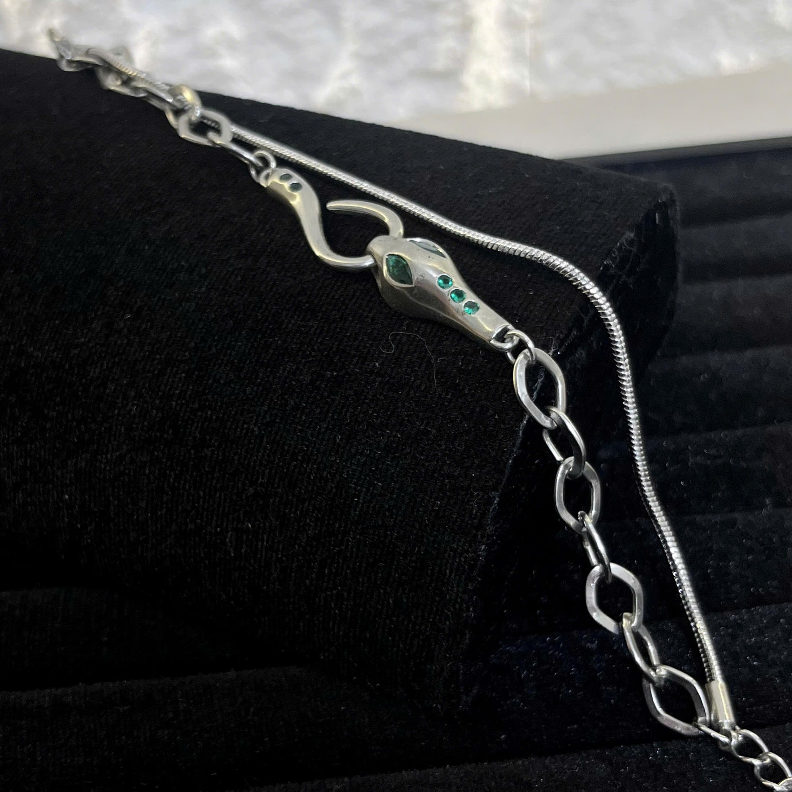 Vòng tay con rắn mắt xanh