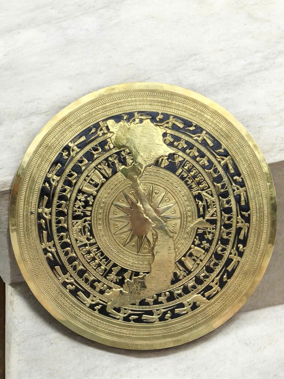 Mặt trống đồng hình bản đồ đồng vàng gò thúc nổi hoa văn kỹ 