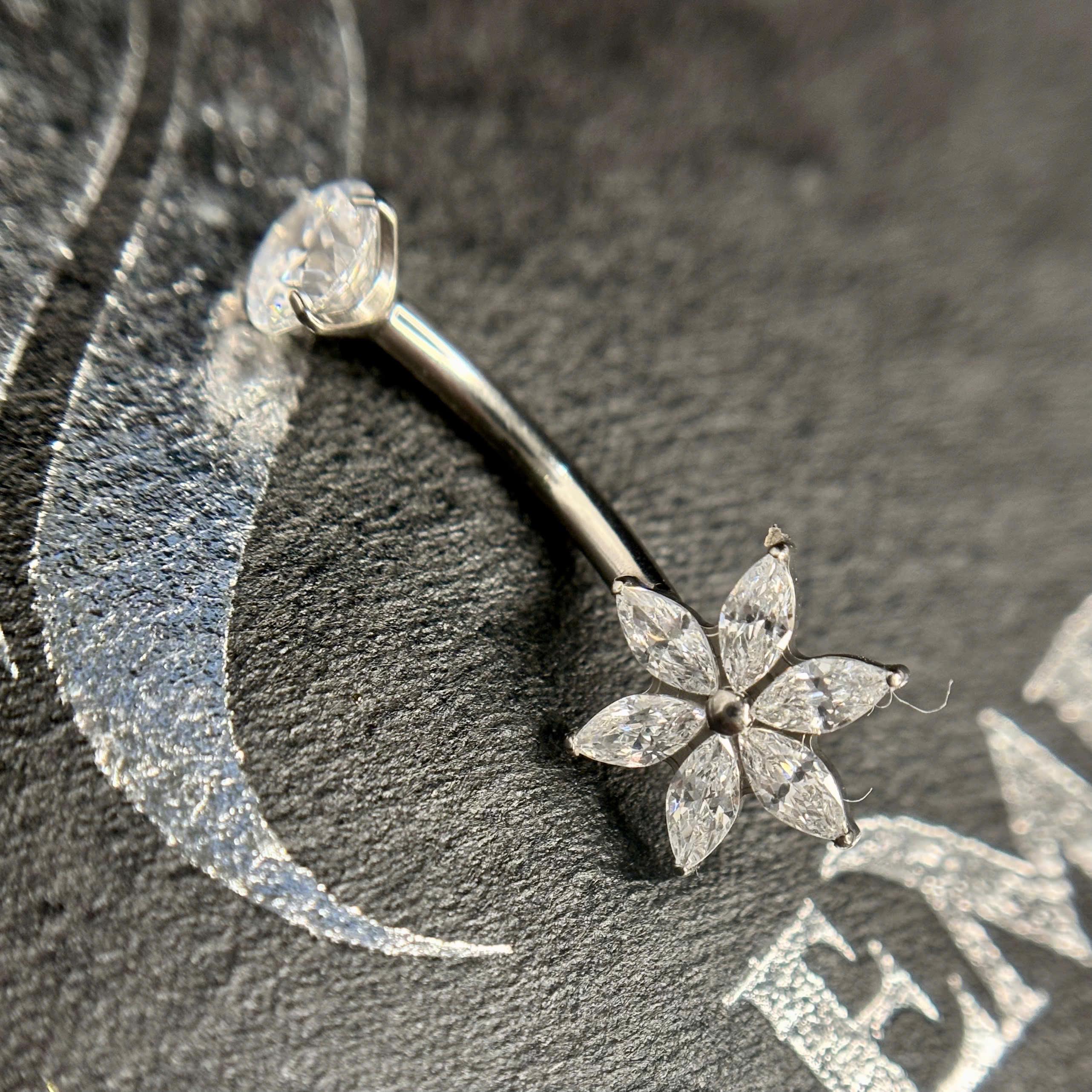 Khuyên rốn titan hoa nhọn 6 cánh_thumbnail_2