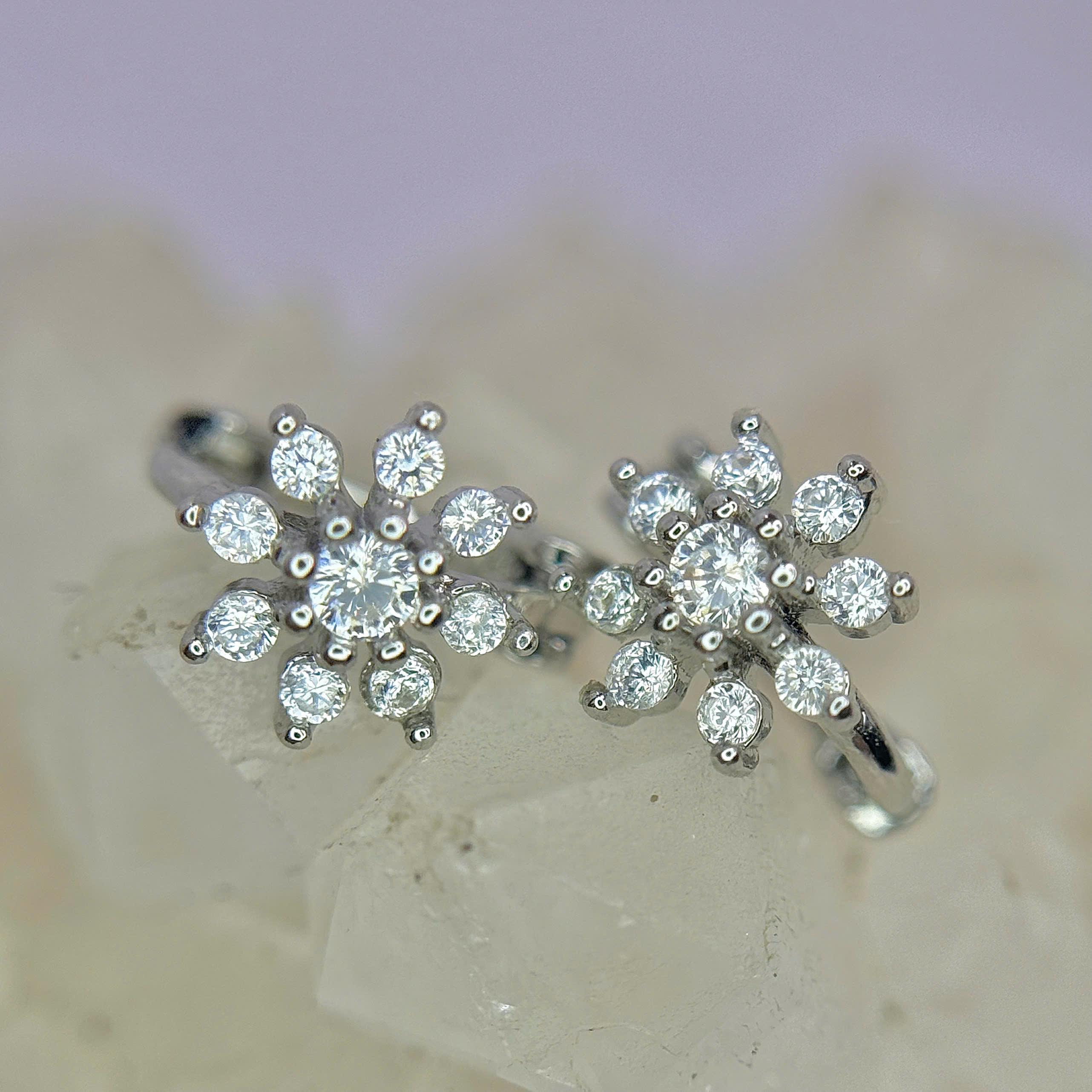 Khuyên vòng kiểu hoa 8 cánh nhuỵ đá lớn_thumbnail_2