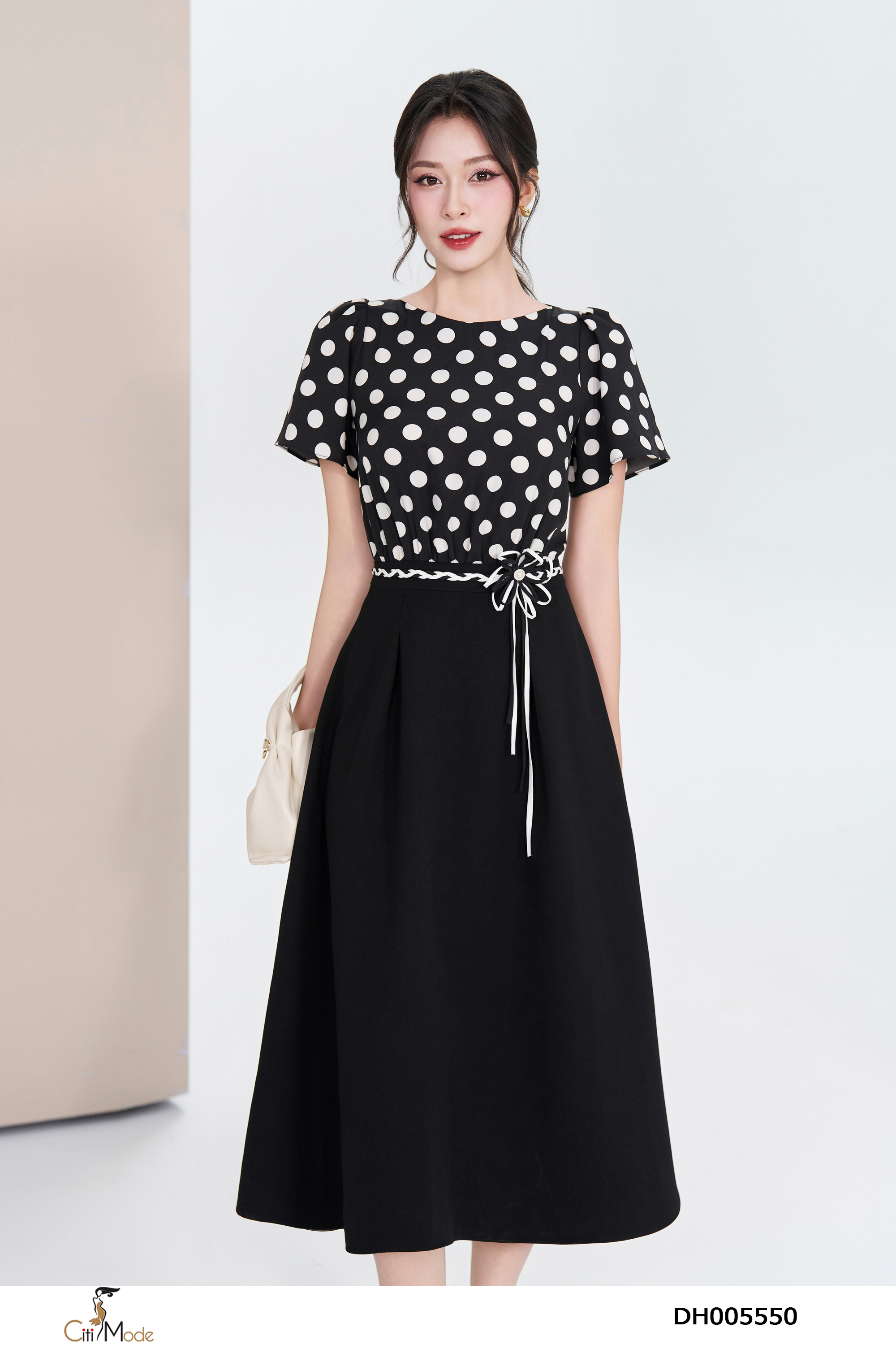 Đầm xòe đen phối chấm bi cổ tròn đai hoa eo