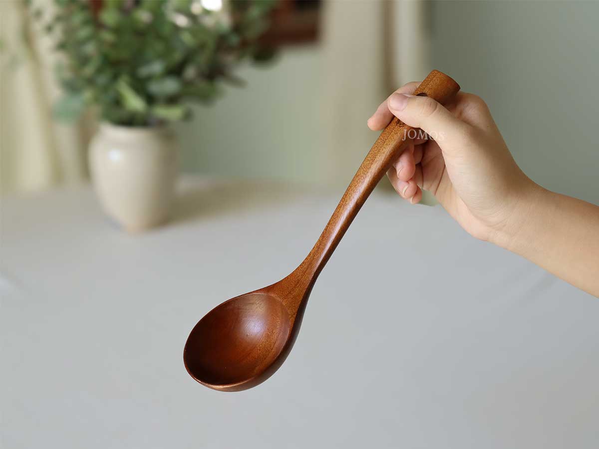 Vá múc canh bằng gỗ