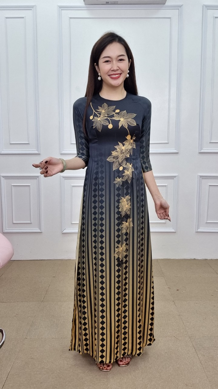 A2042 áo dài lụa pháp tròn lỡ nền đen cành lá vàng sọc thổ cẩm