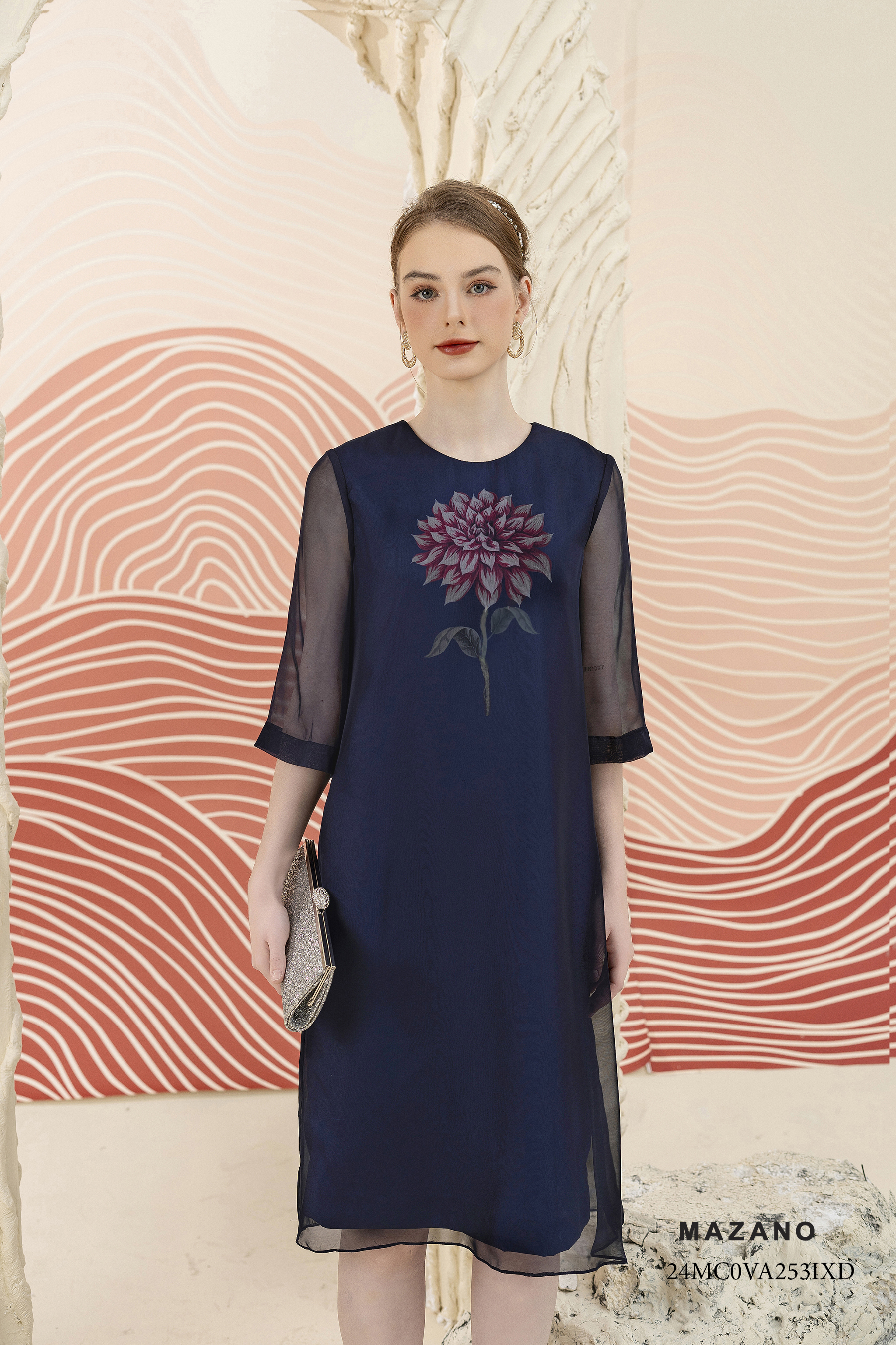 Váy Đầm suông Vải Voan tơ phủ trên vải lụa Họa tiết Hoa  bố cục cách điệu Cổ tròn vừa tay lỡ Dài qua gối 24MC0VA253IXD