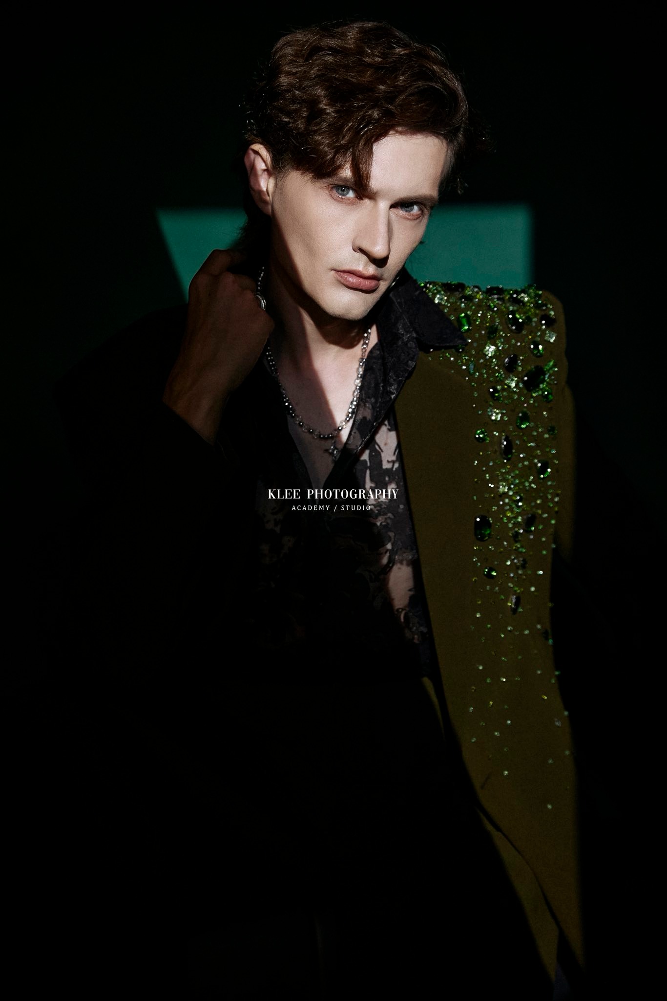 Suit xanh rêu đính đá – Lịch lãm & nghệ thuật_thumbnail_3