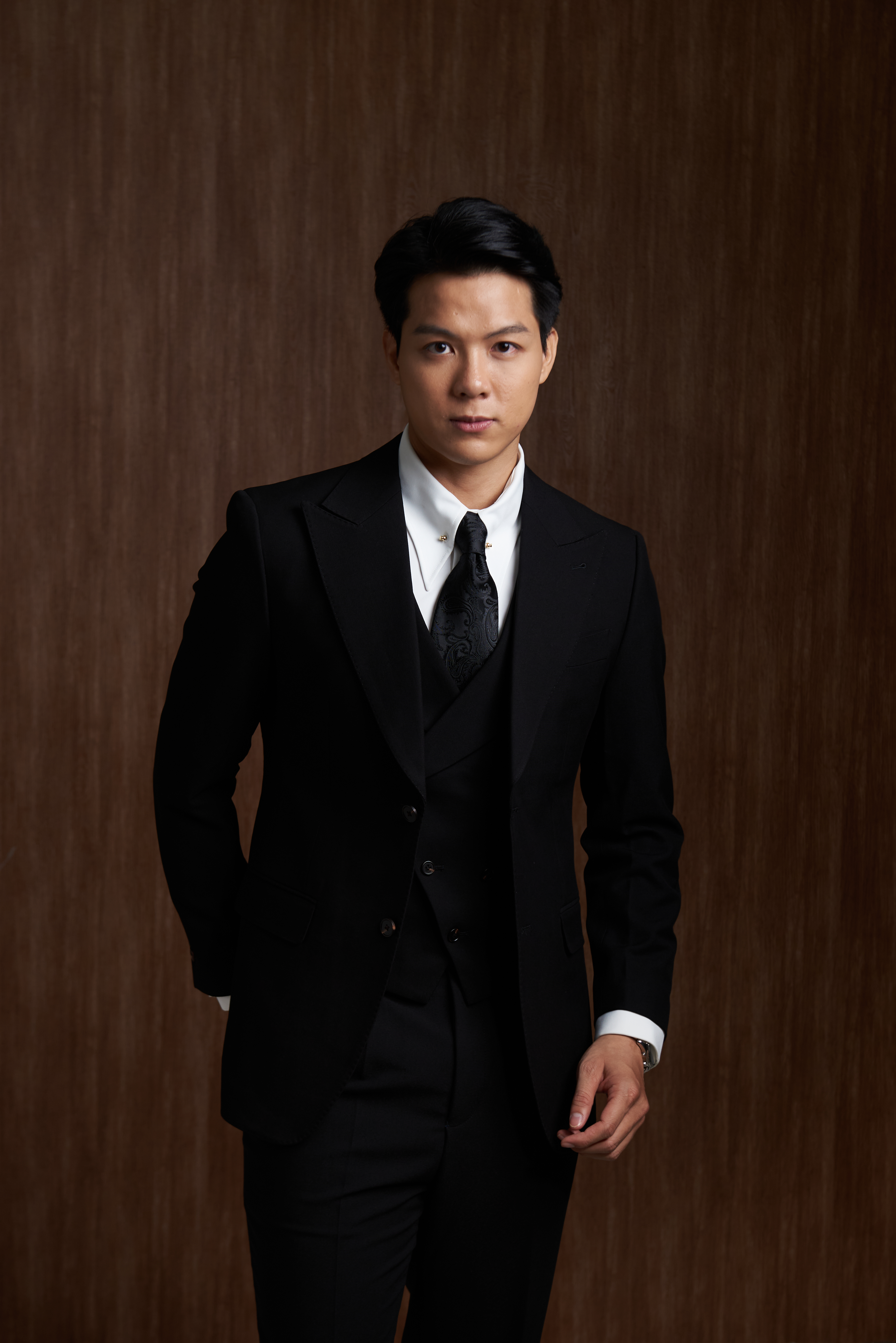 Vest Cưới 3 Mảnh: Bí Quyết Để Chú Rể Lịch Lãm trong này trọng đại