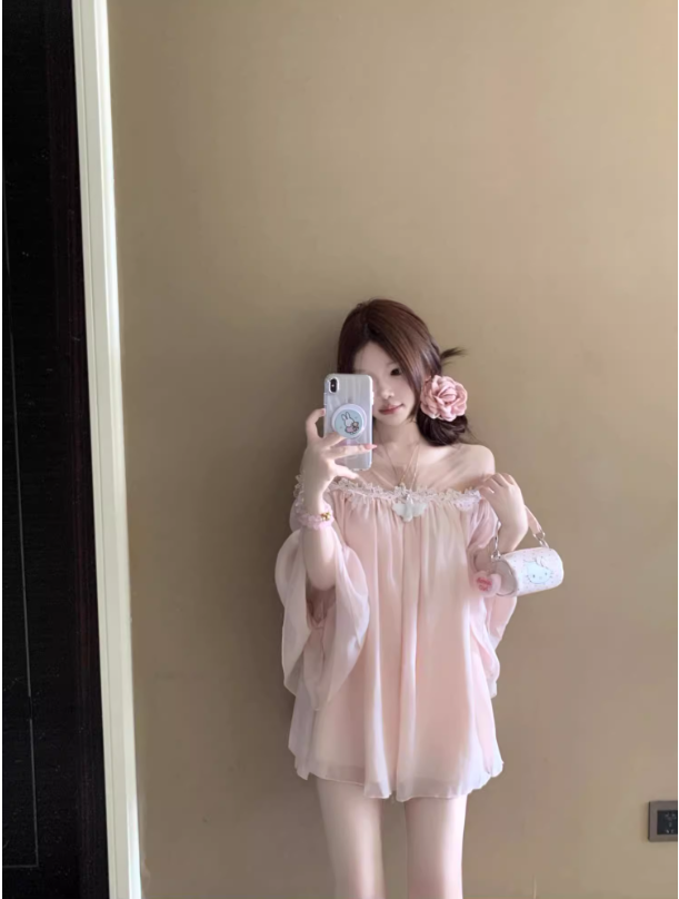 Áo Đầm Hồng Mỏng Dạng Đầm Xòe Phối Hoa