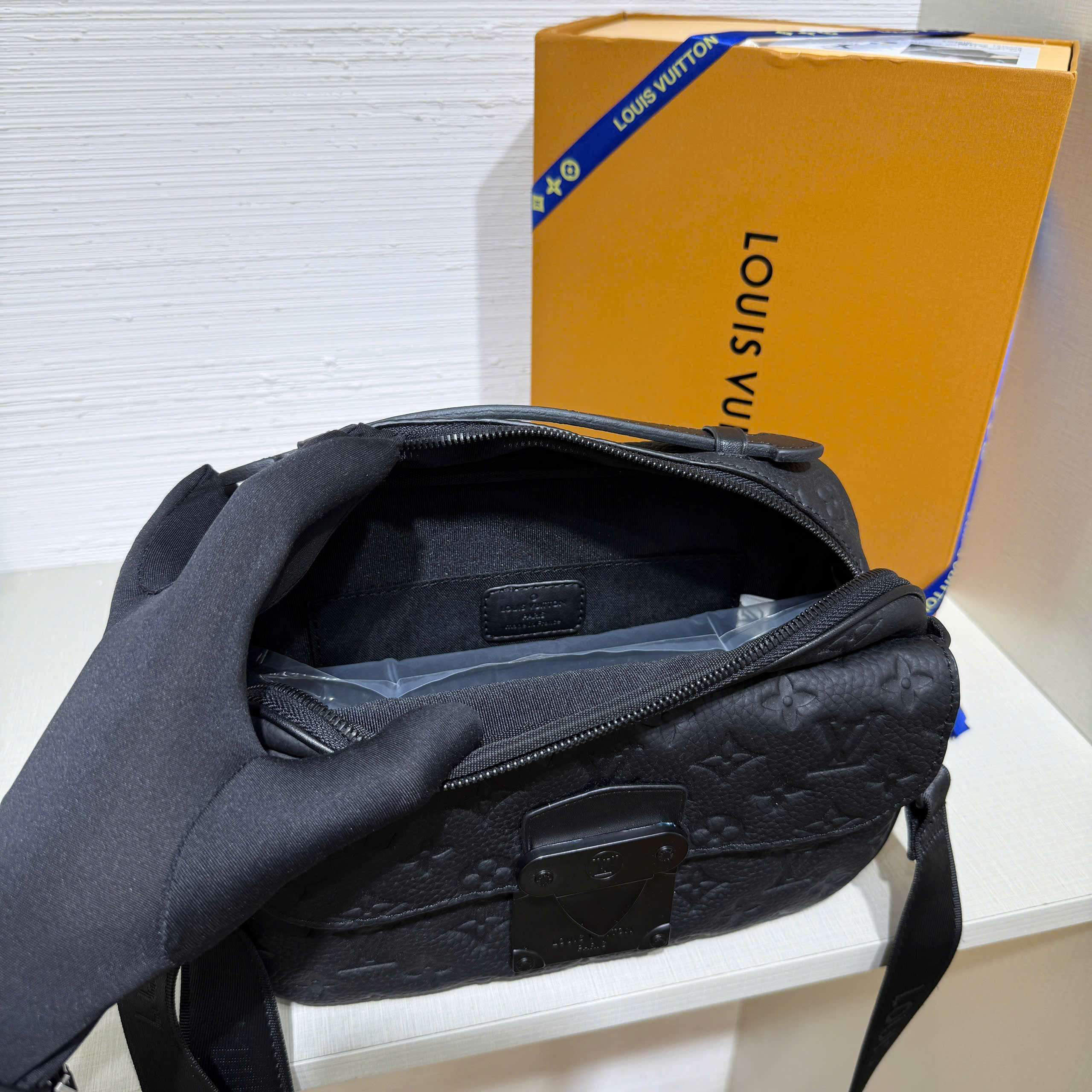 Túi đeo chéo nam Louis Vuitton S Lock Messenger Bag đen vân chìm_thumbnail_2