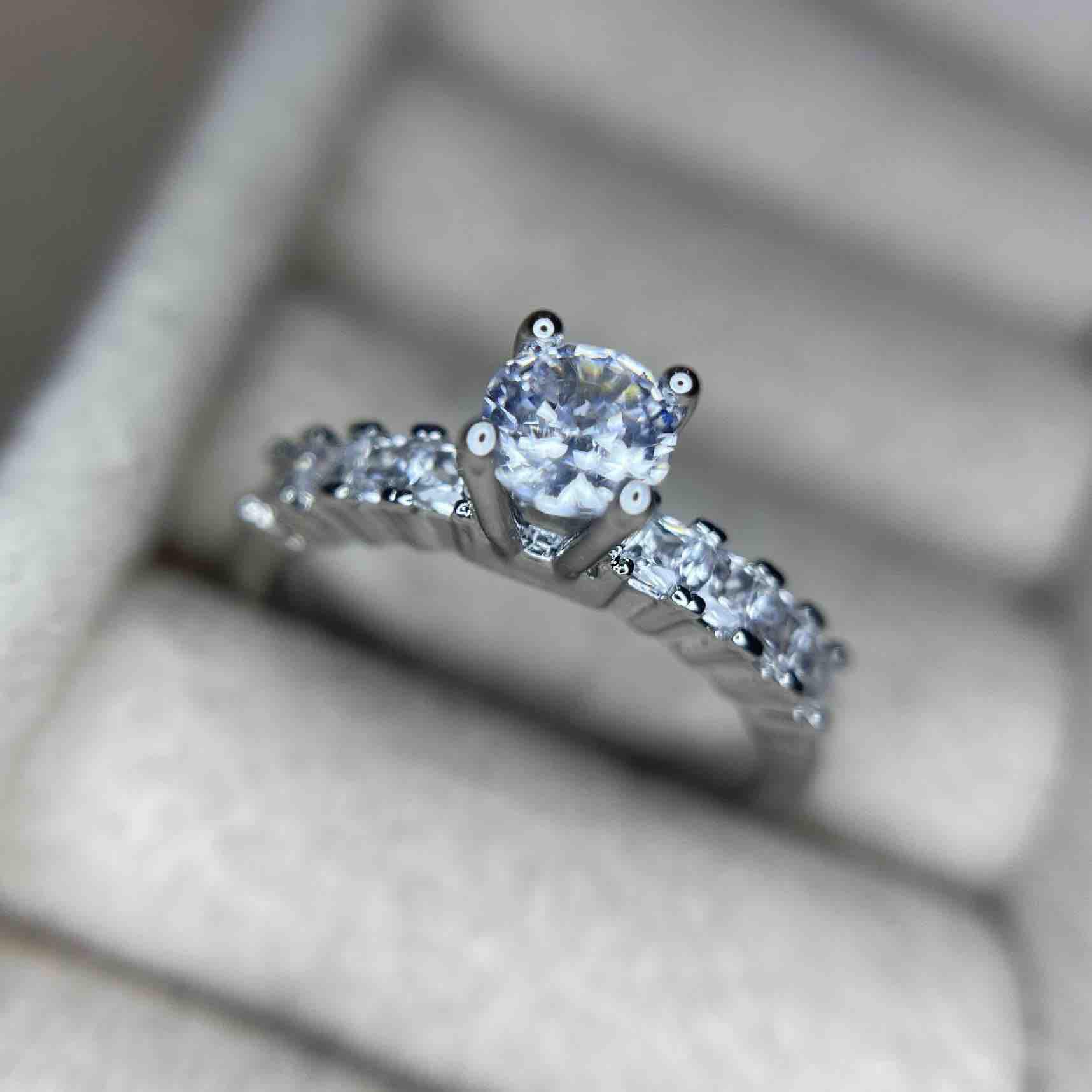 nhẫn kiểu titan viền dải kim cương vuông đính hột xoàn trụ vuông tròn size 6_thumbnail_3