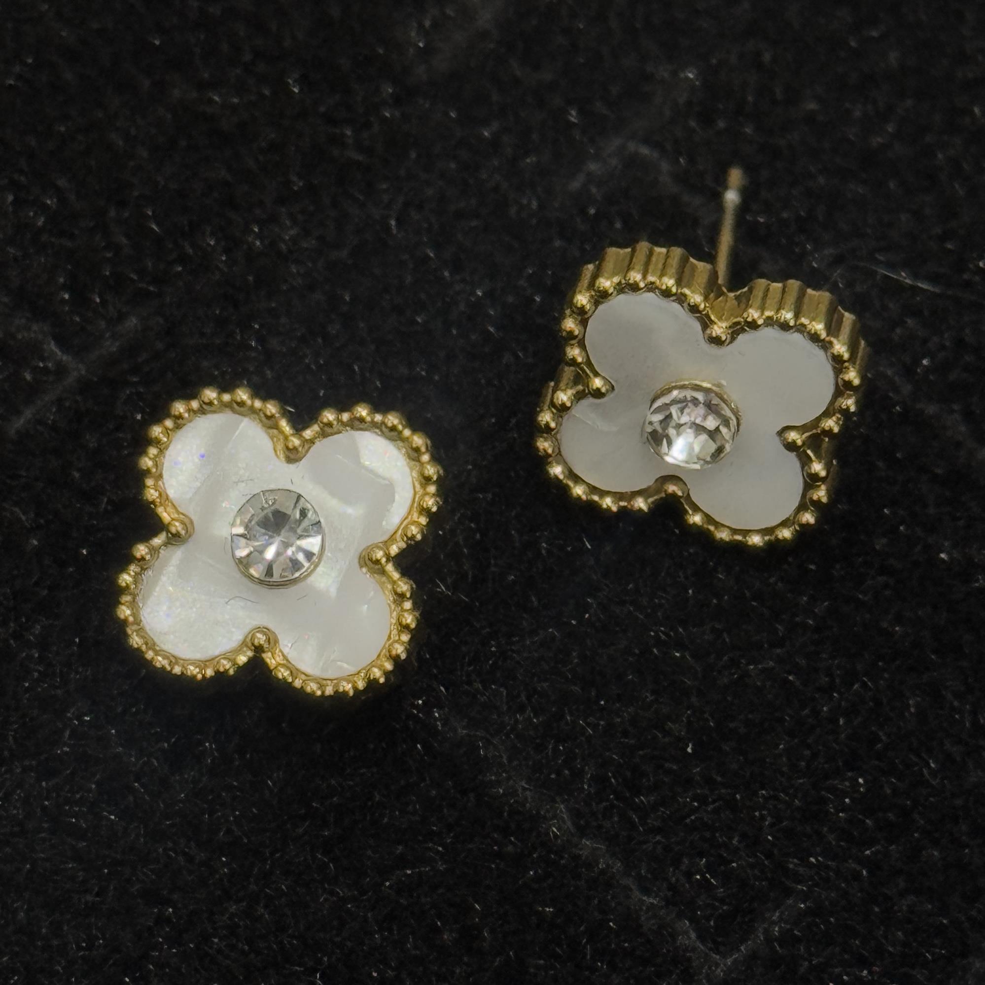 khuyên kiểu cặp titan vancleef hoa trắng nhuỵ kim cương bi vàng