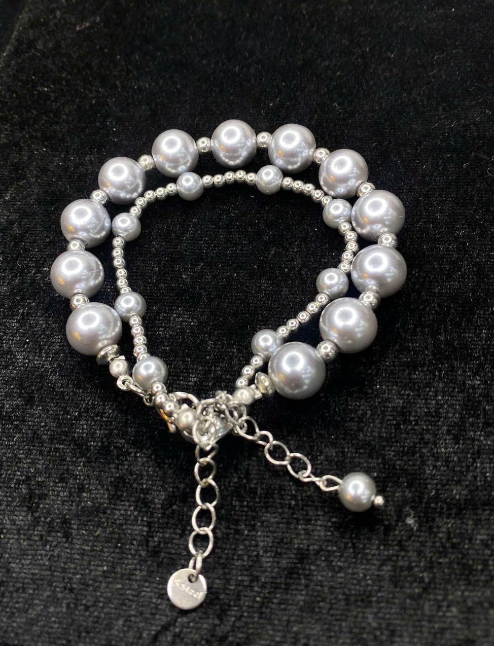 vòng tay titan set hai cái charm bi lớn.