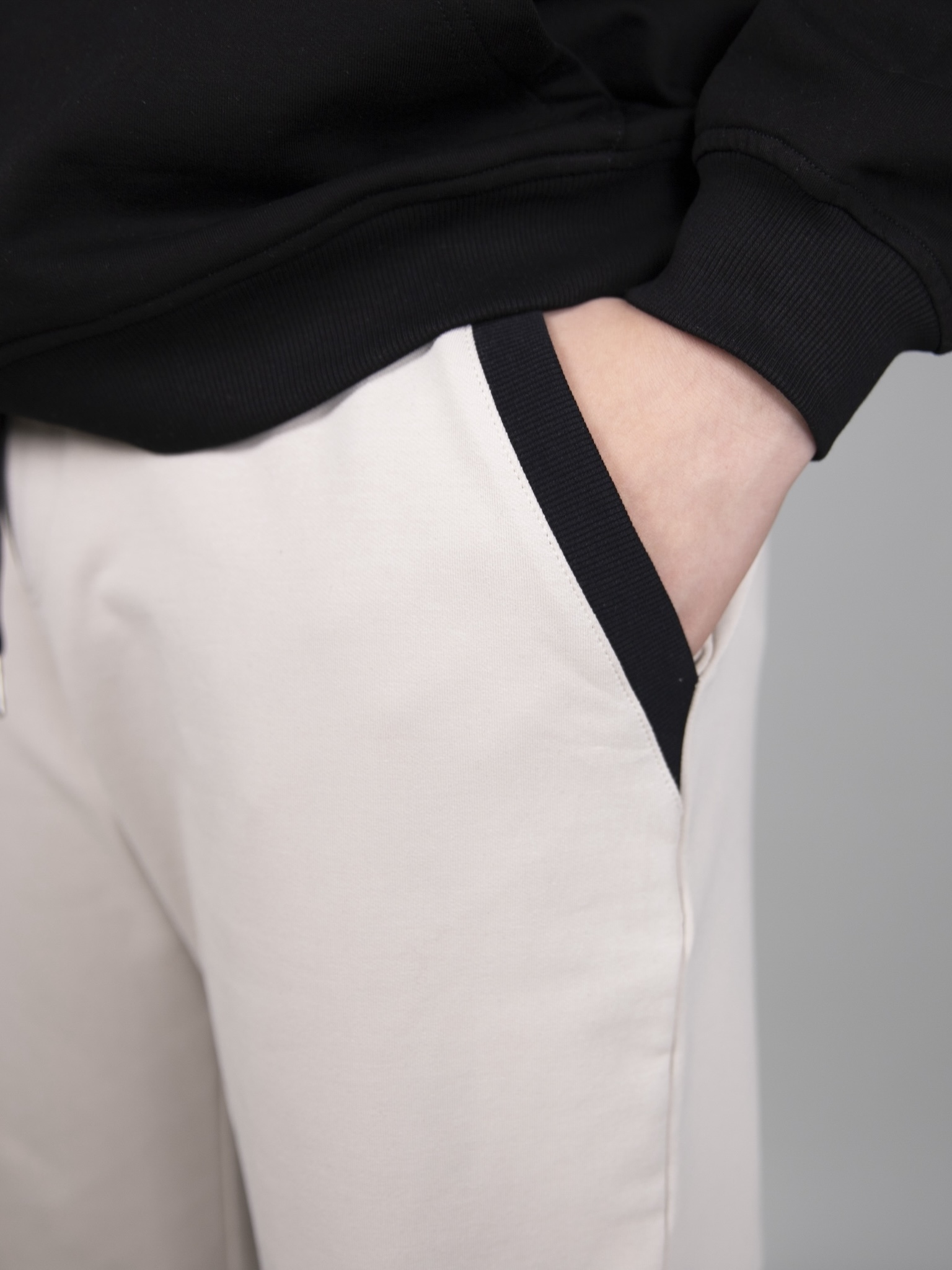 Quần nỉ màu be phối miệng túi đen_thumbnail_3