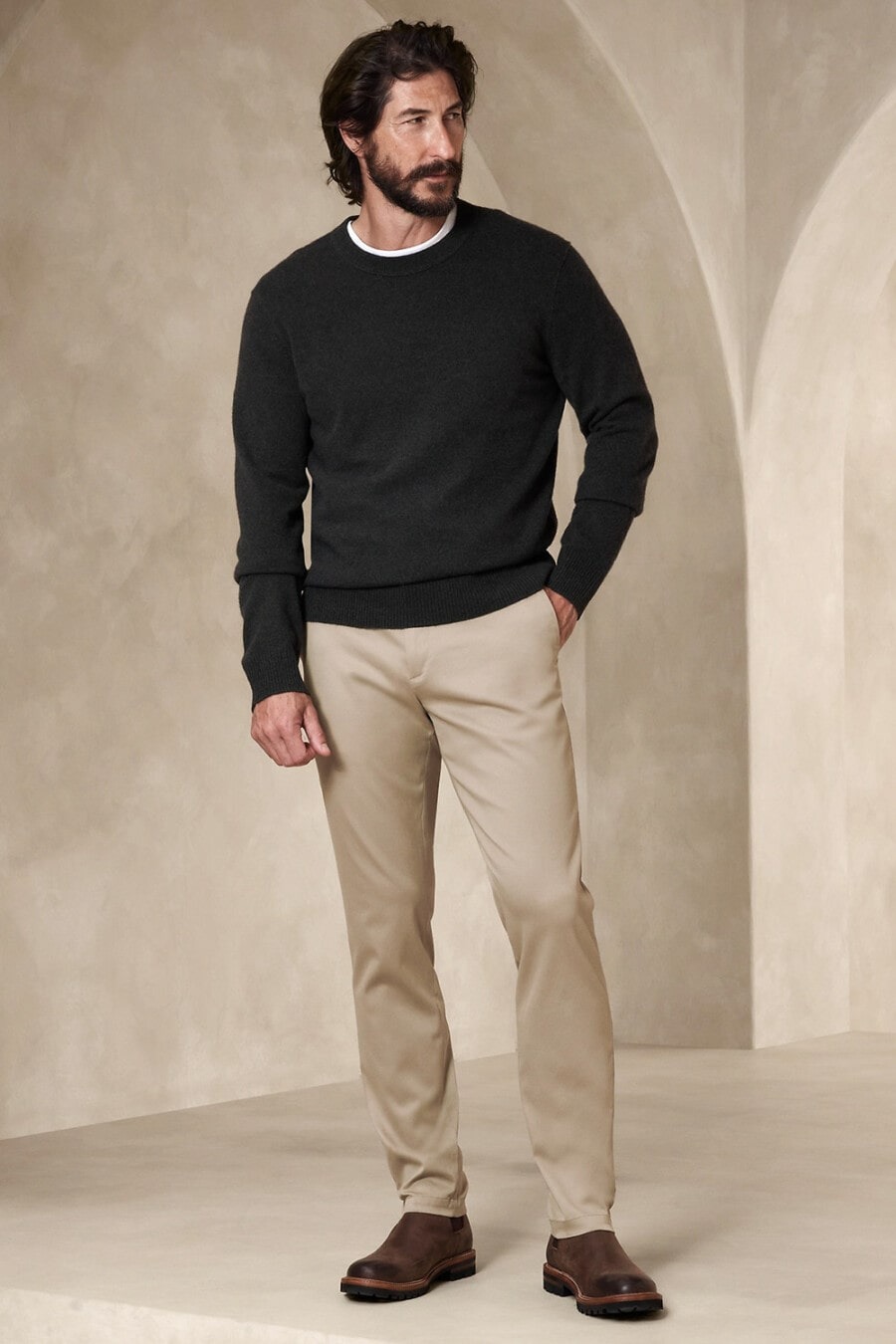 Mix quần nâu với áo sweater đen