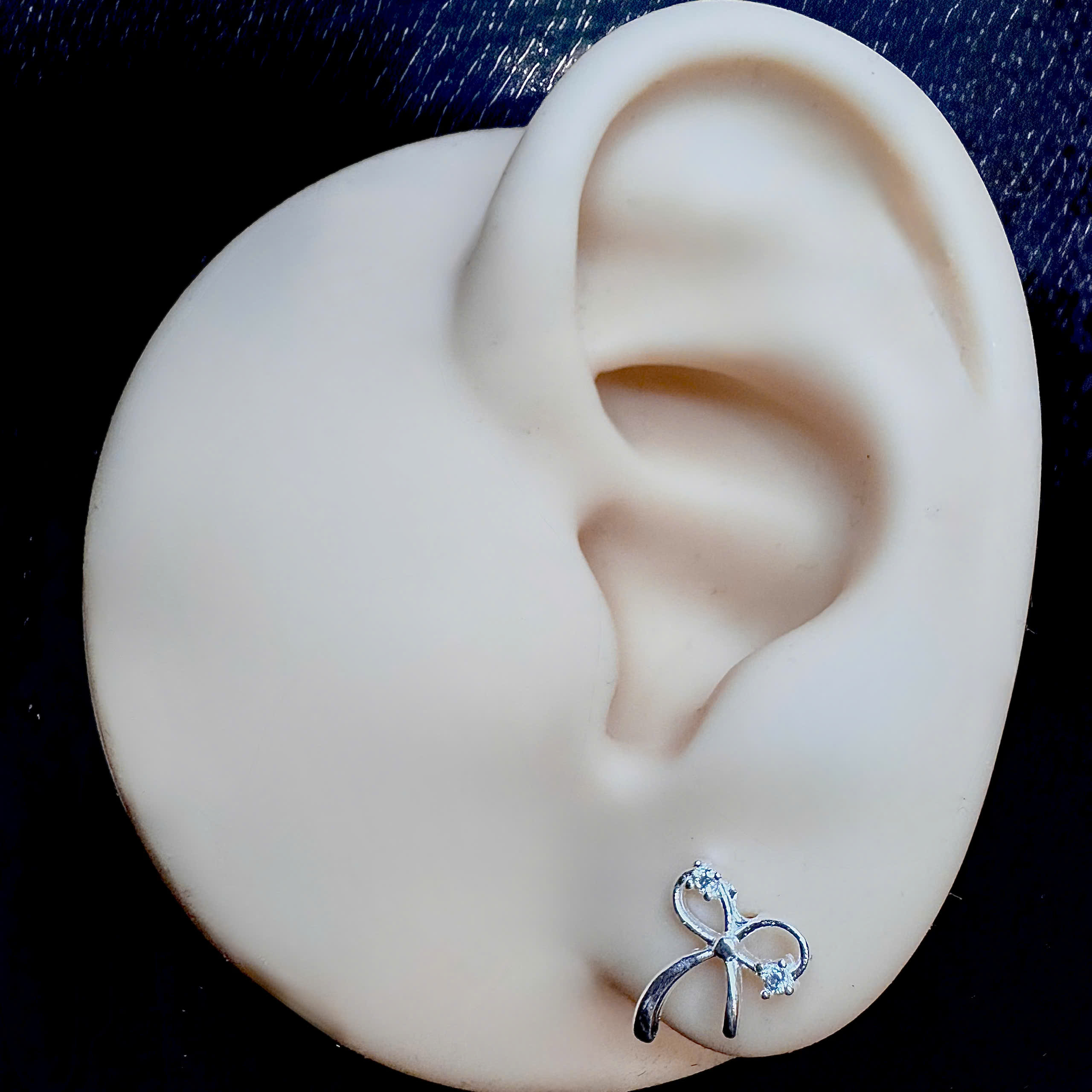 Khuyên kiểu bạc xi bạch kim nơ 3 đá_thumbnail_1