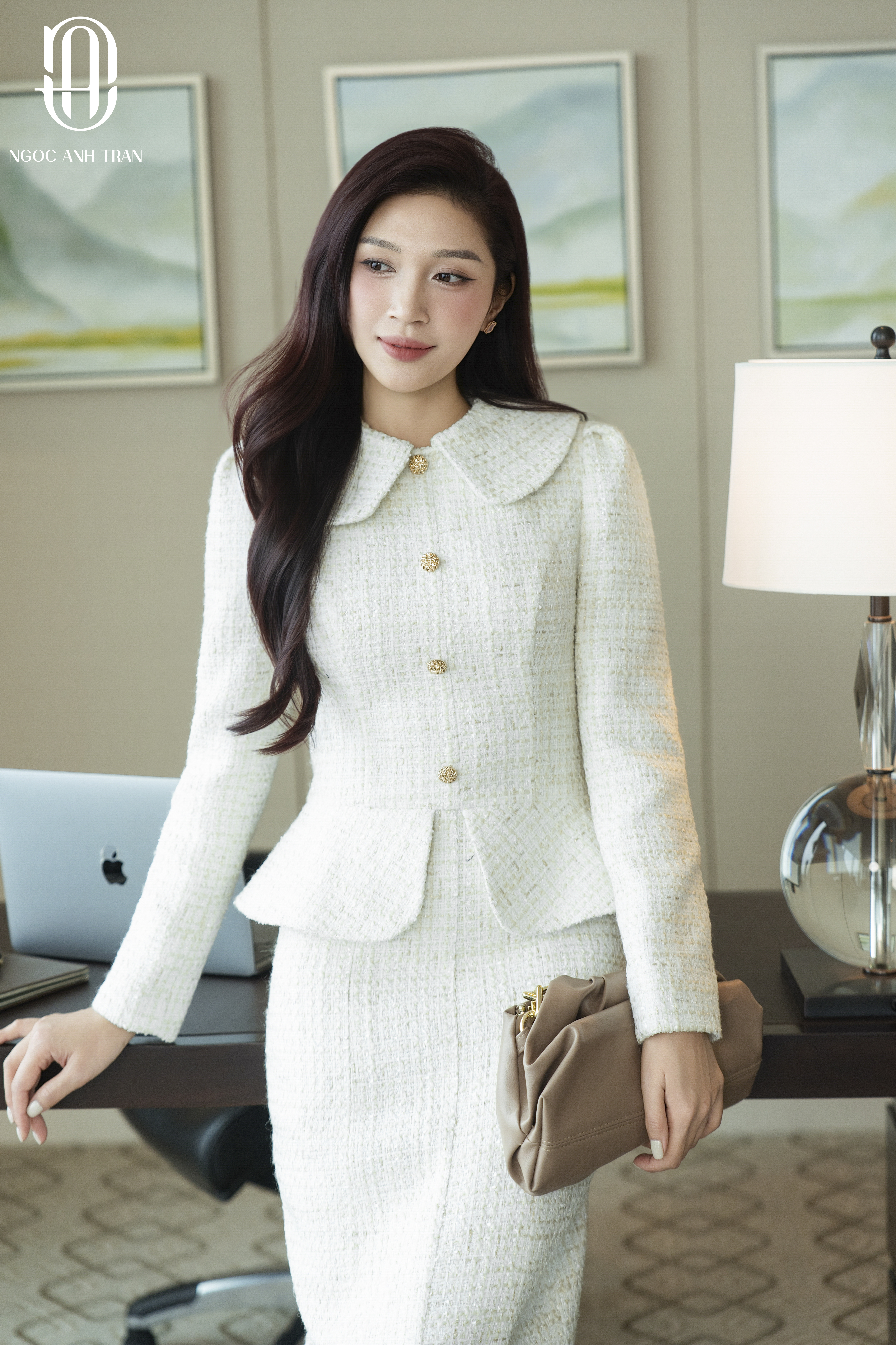 D162 - Váy dạ trắng dài tay cổ sen