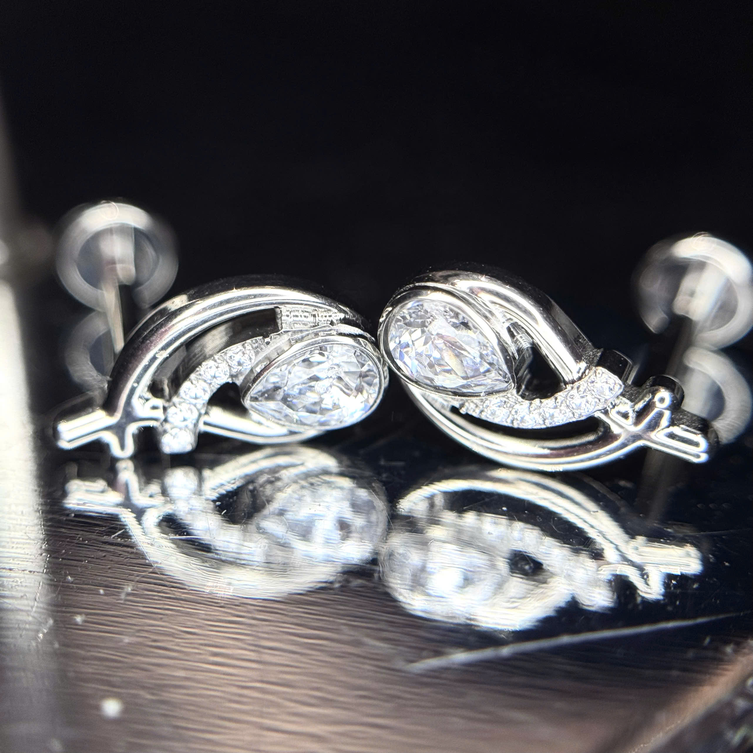 Khuyên kiểu titan hình giọt nước uốn lượn_thumbnail_3